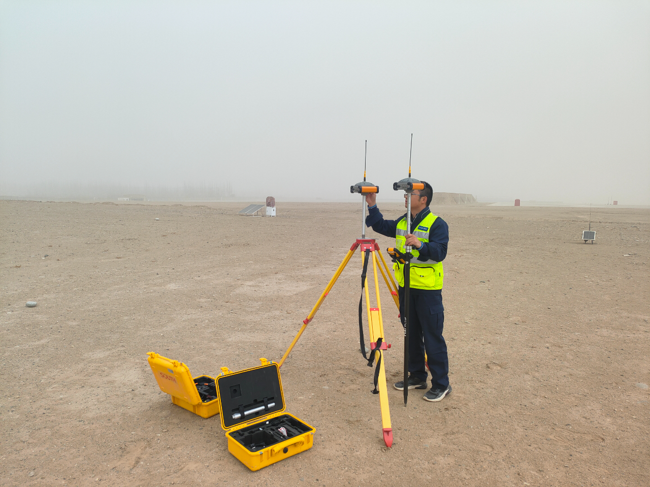 新疆机场集团和田昆冈机场开展障碍物灯建（构）筑物坐标测量安装工作