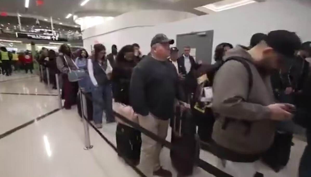 政府停摆导致美国一机场出现90分钟超长安检等待时间