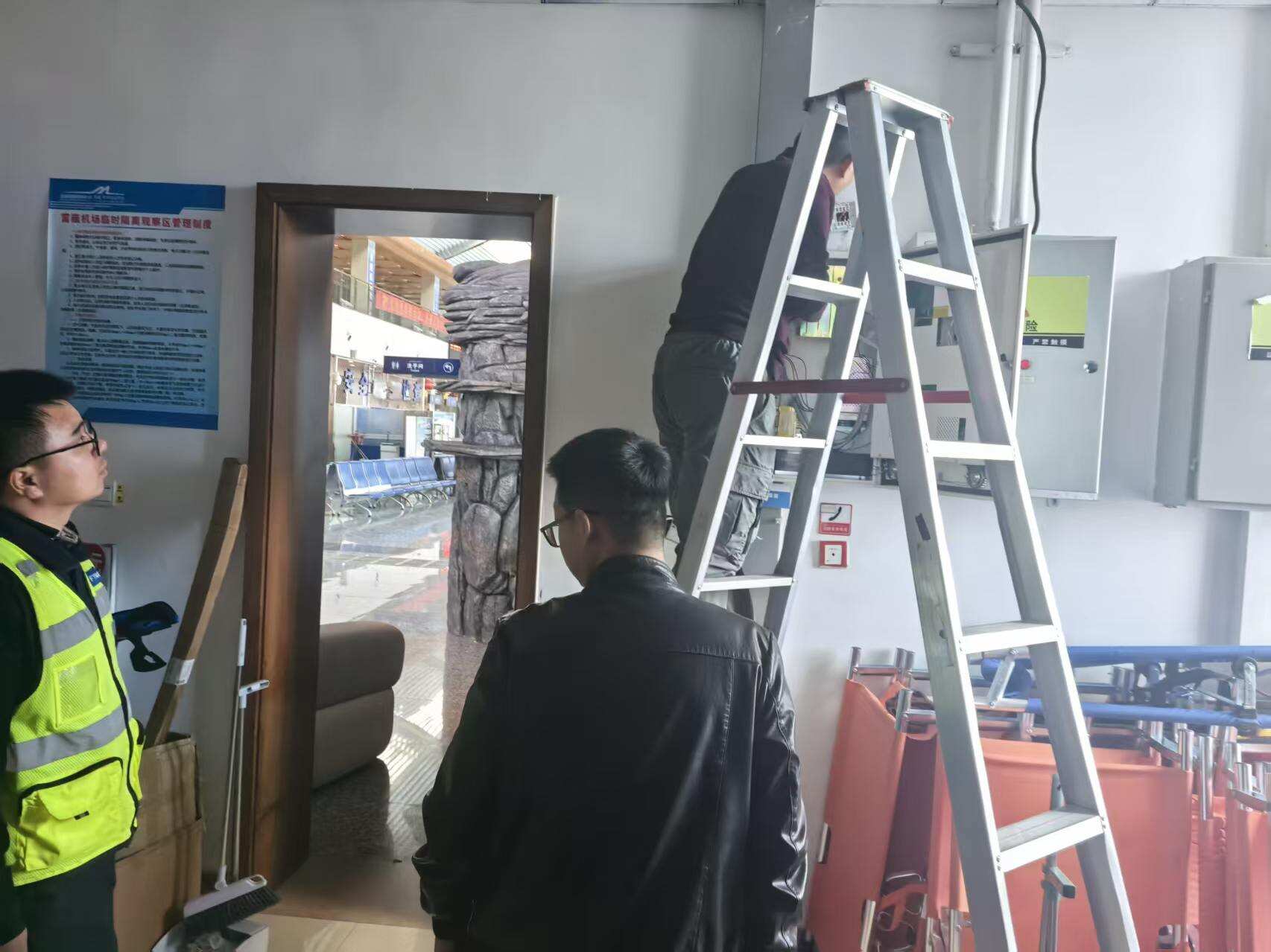 富蕴可可托海机场联合民航二所开展隐蔽报警系统全面维护检测