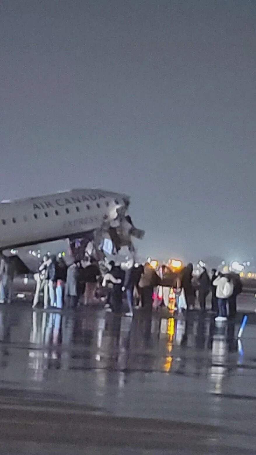 突发！客机落地撞上消防车 已致多人遇难