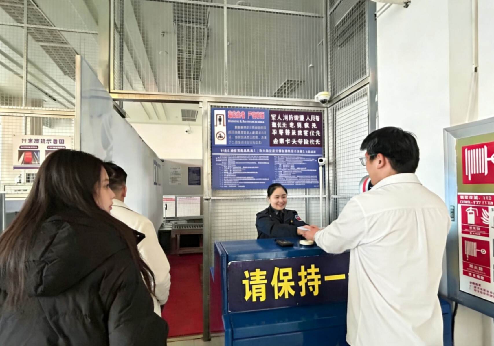 “您好，请抬手！”——记安检通道里的“最美声音”