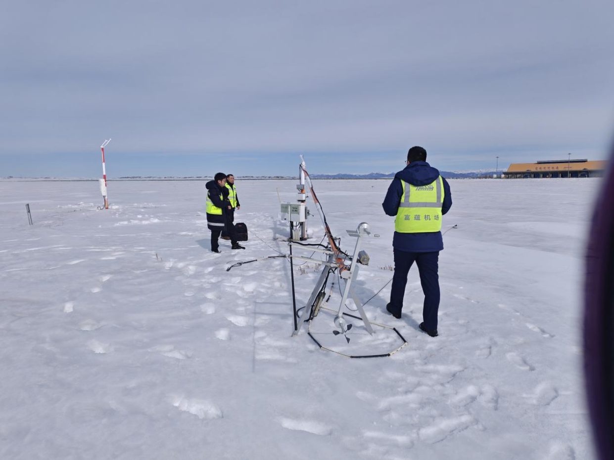 筑牢季节转换安全防线：富蕴可可托海机场开展气象设备换季定检