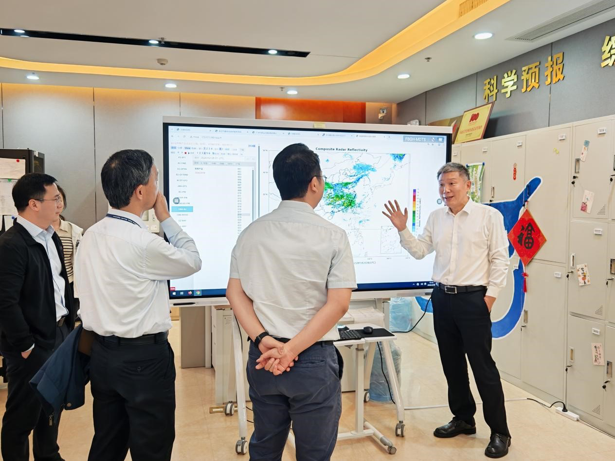 中南空管局袁峥副局长赴局直气象中心指导对流天气保障工作