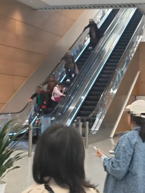 天府机场多名老人扶梯逆行引关注 机场回应设语音提示并及时劝阻