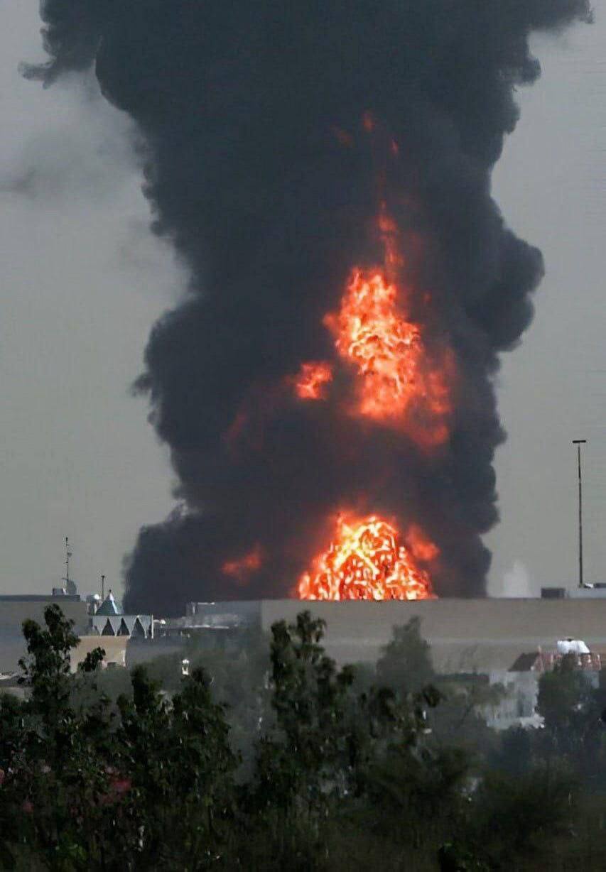 迪拜机场燃起大火