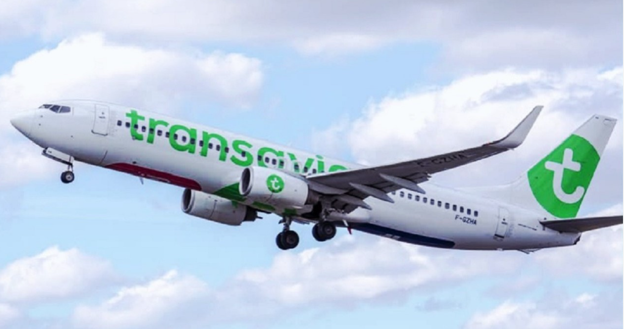 离谱！航班超售，两名乘客被安排坐进驾驶舱