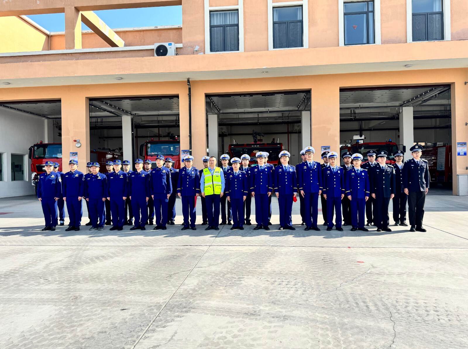 换装启新程 护航保安全丨新疆机场集团伊犁伊宁国际机场消防救援站举行换装仪式