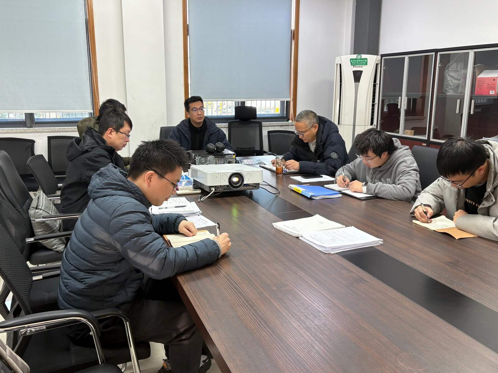 精研春季天气特点 筑牢安全保障防线--宁波空管站气象台观测室开展春季换季专项学习