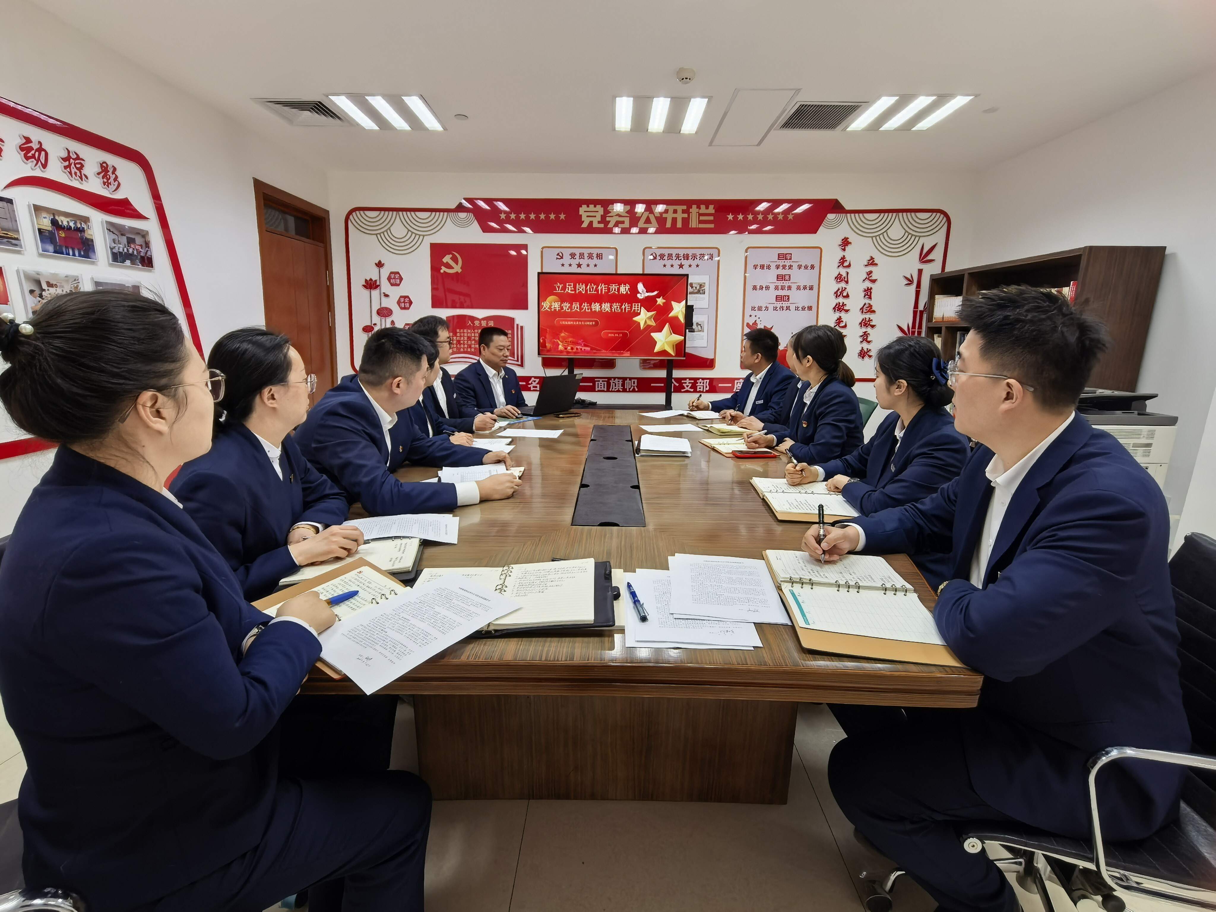 新疆机场集团天缘航旅有限责任公司阿克苏分公司党支部开展“立足岗位作贡献 发挥党员先锋模范作用”专题党课