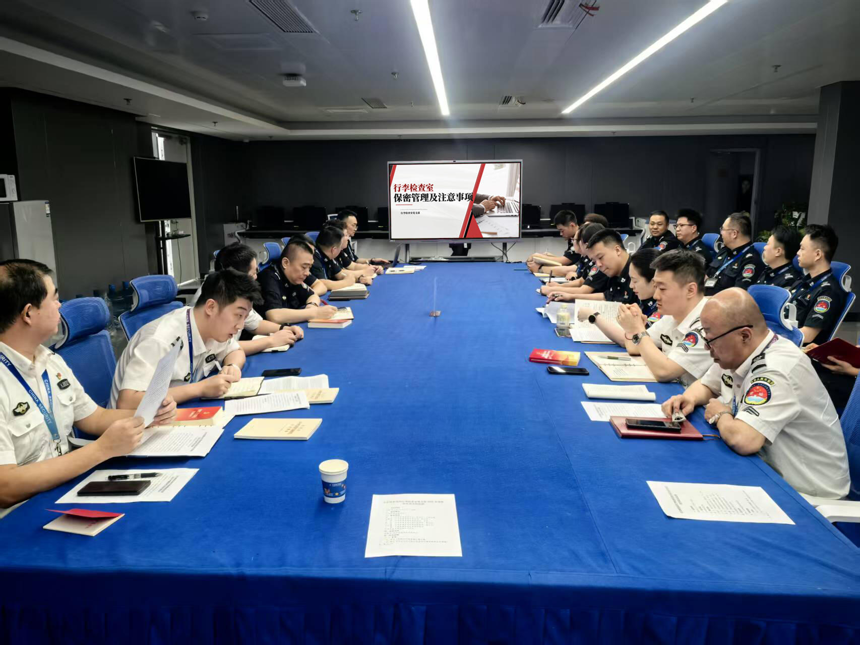 乌鲁木齐国际机场分公司安全检查总站行李检查室党支部：起步开局筑防线 多措并举强保密