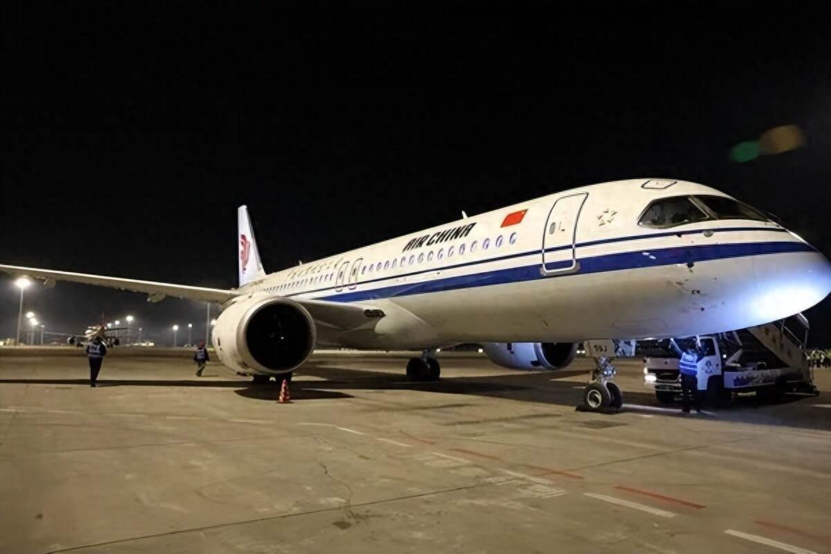 国产大飞机C919成功首航哈尔滨