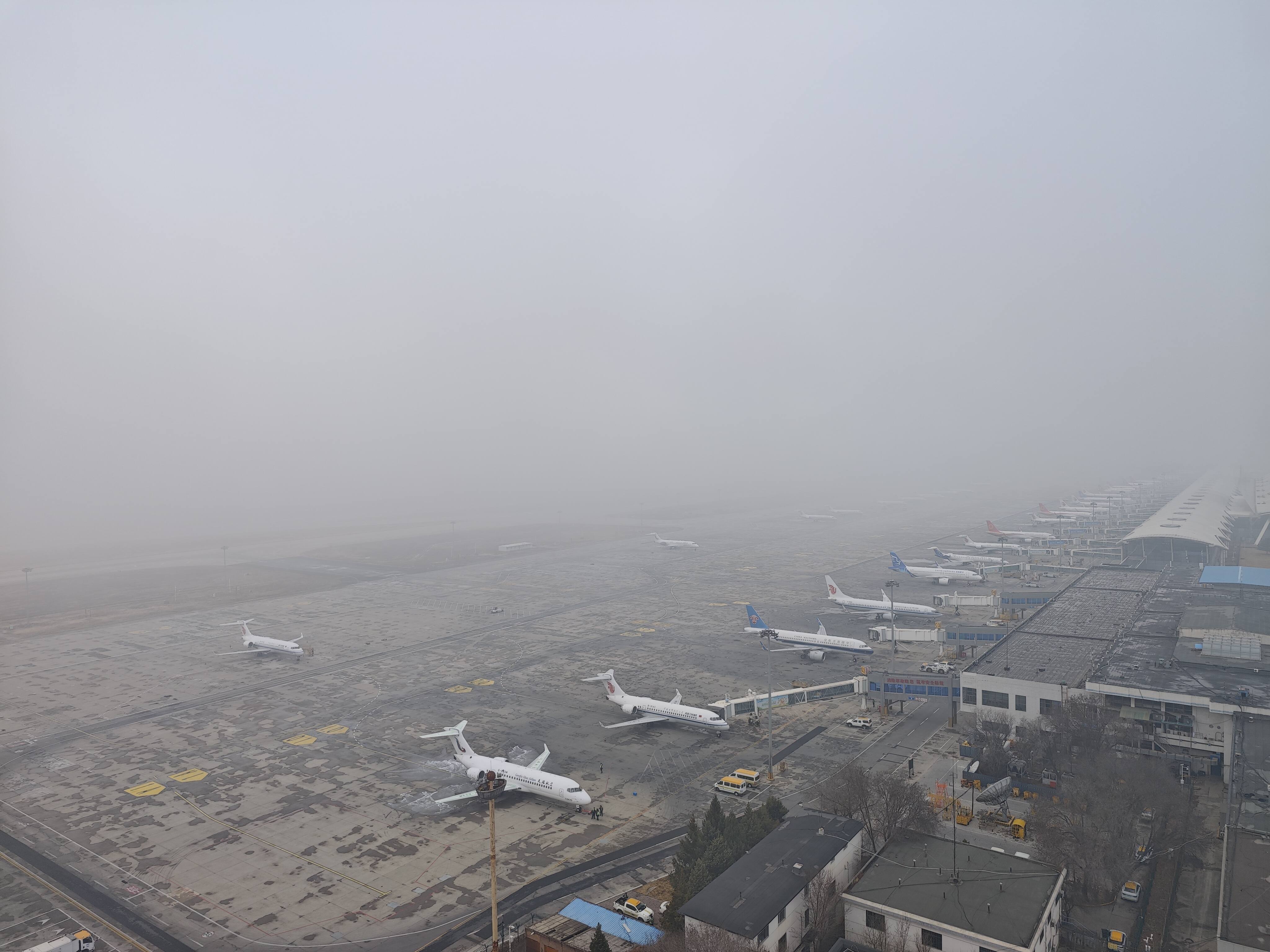 呼和浩特迎2026首个冻雾天气 内蒙古空管分局全力保障航班安全运行