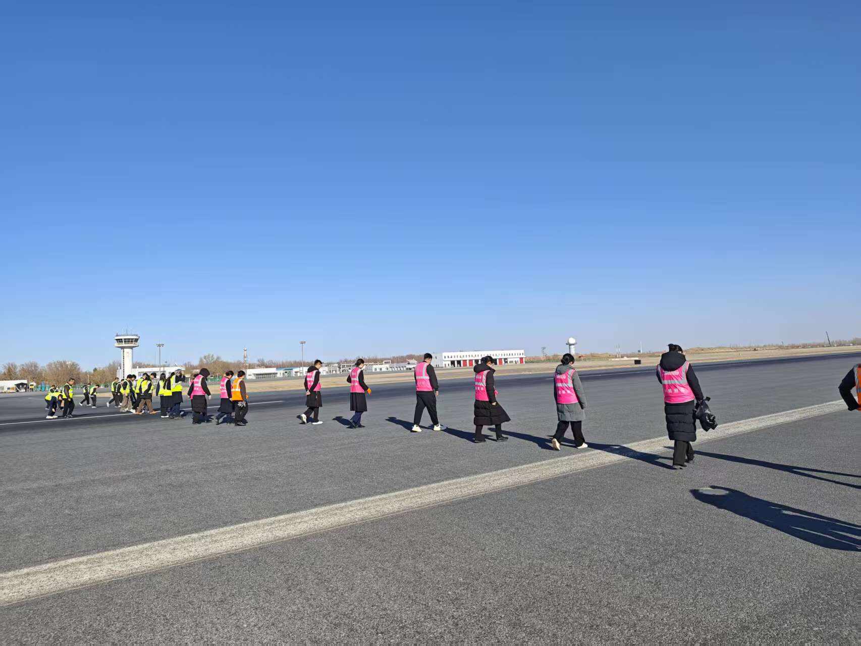 全员徒步查隐患 拉网清理保安全——克拉玛依机场完成飞行区道面FOD专项排查