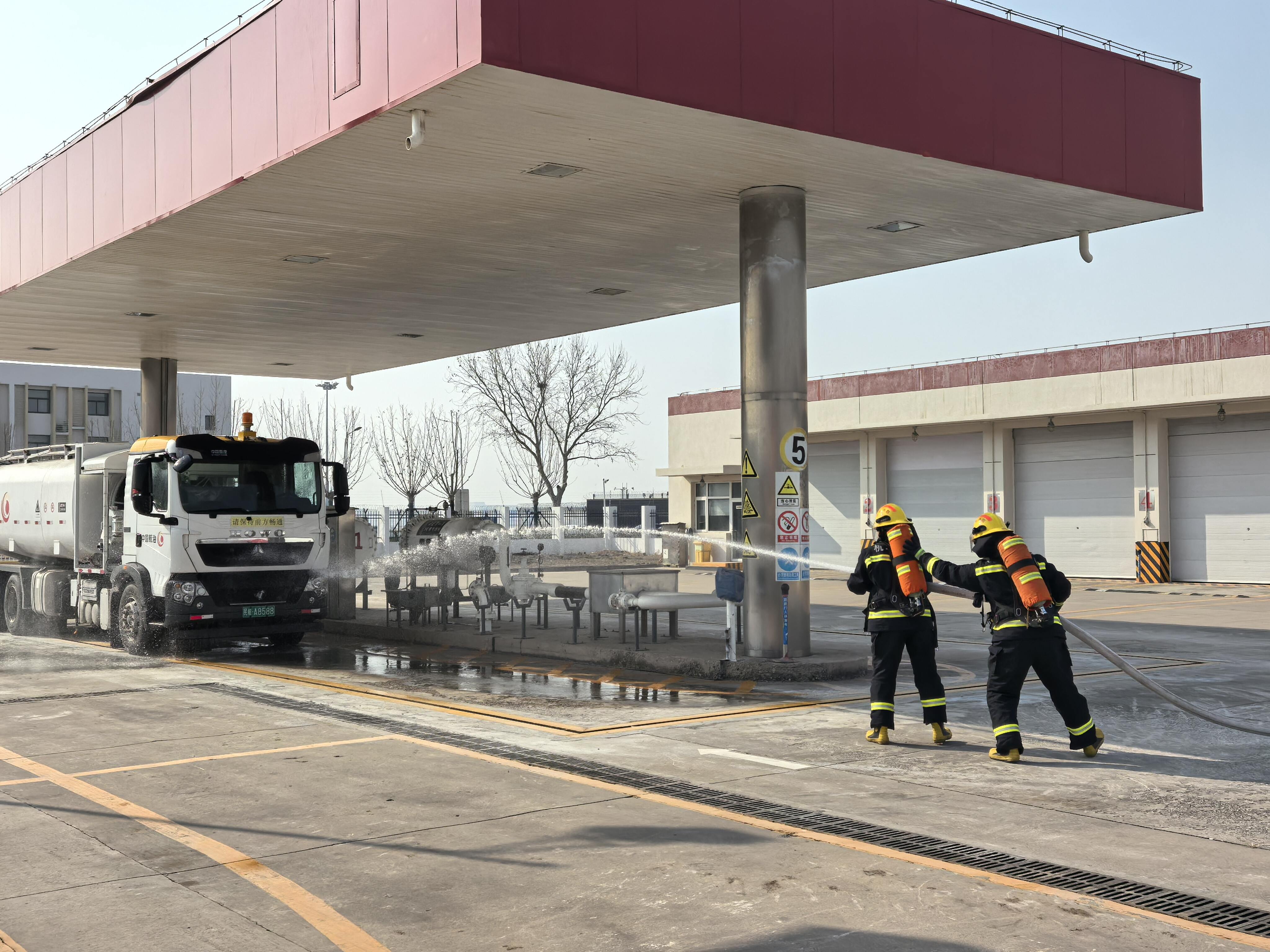 航油天津分公司航空加油站与天津机场消防救护支队联合开展灭火救援应急演练