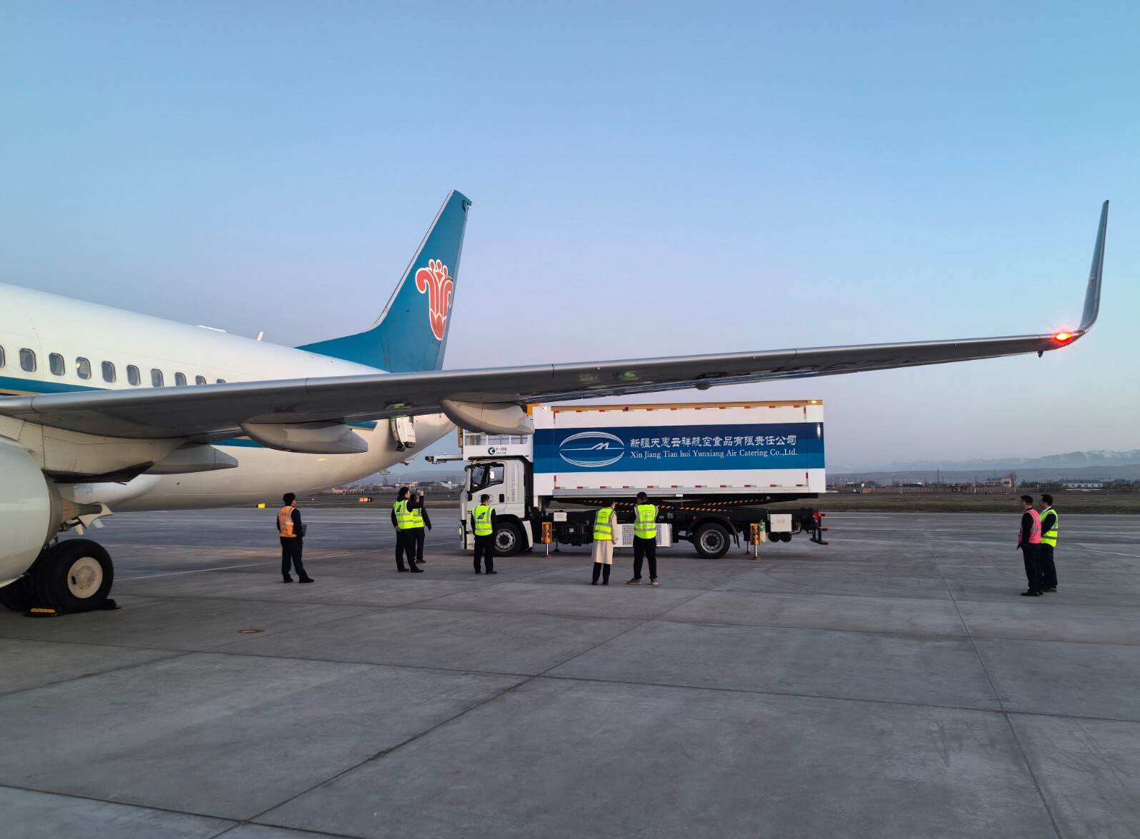 智慧保障再升级 伊犁伊宁国际机场正式启用平台车配送航食