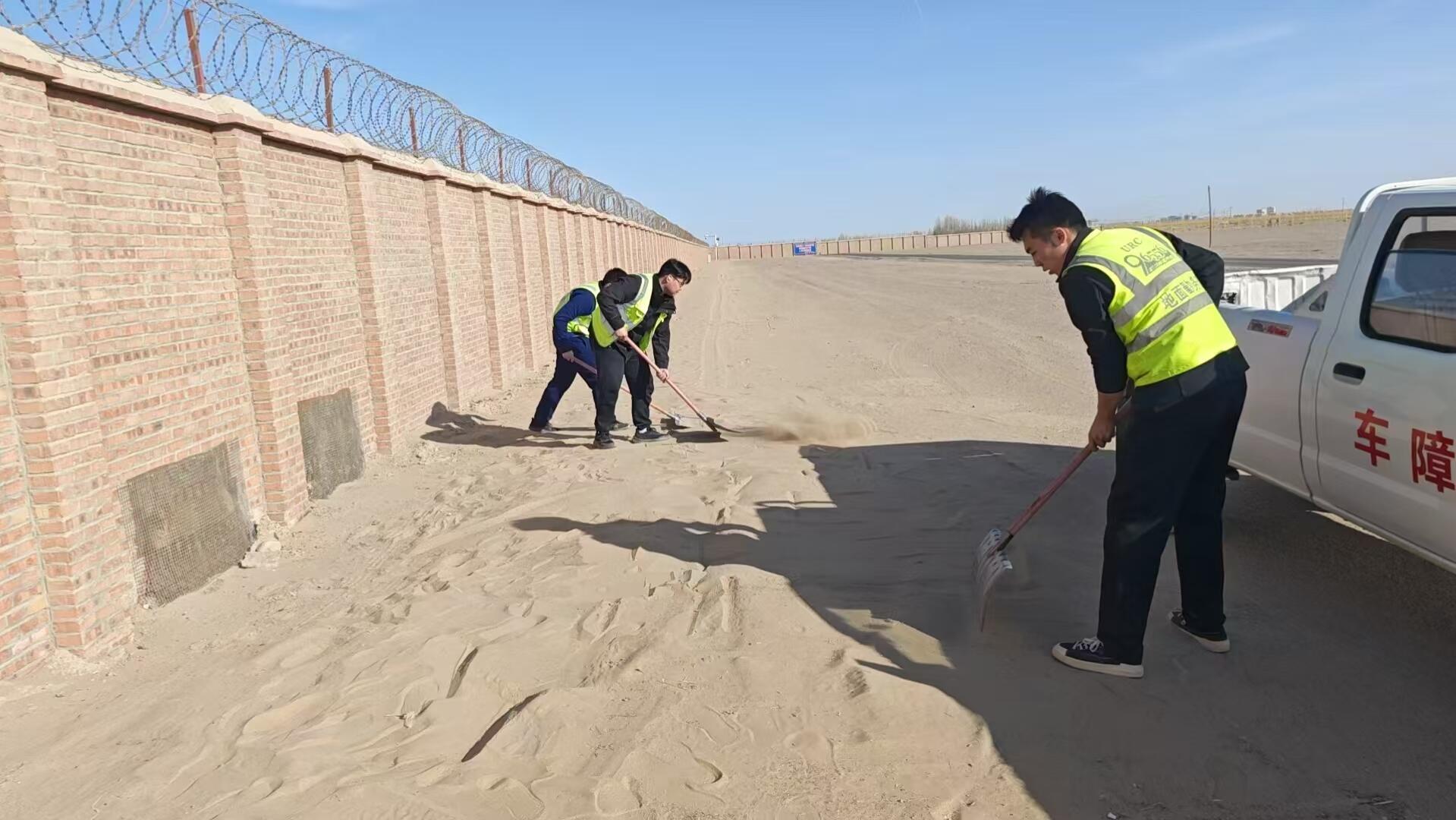 筑牢空防安全屏障 守护哈密伊州机场运行平稳  哈密伊州机场航空安全保卫部开展围界网刺检查修复及积沙平整专项行动