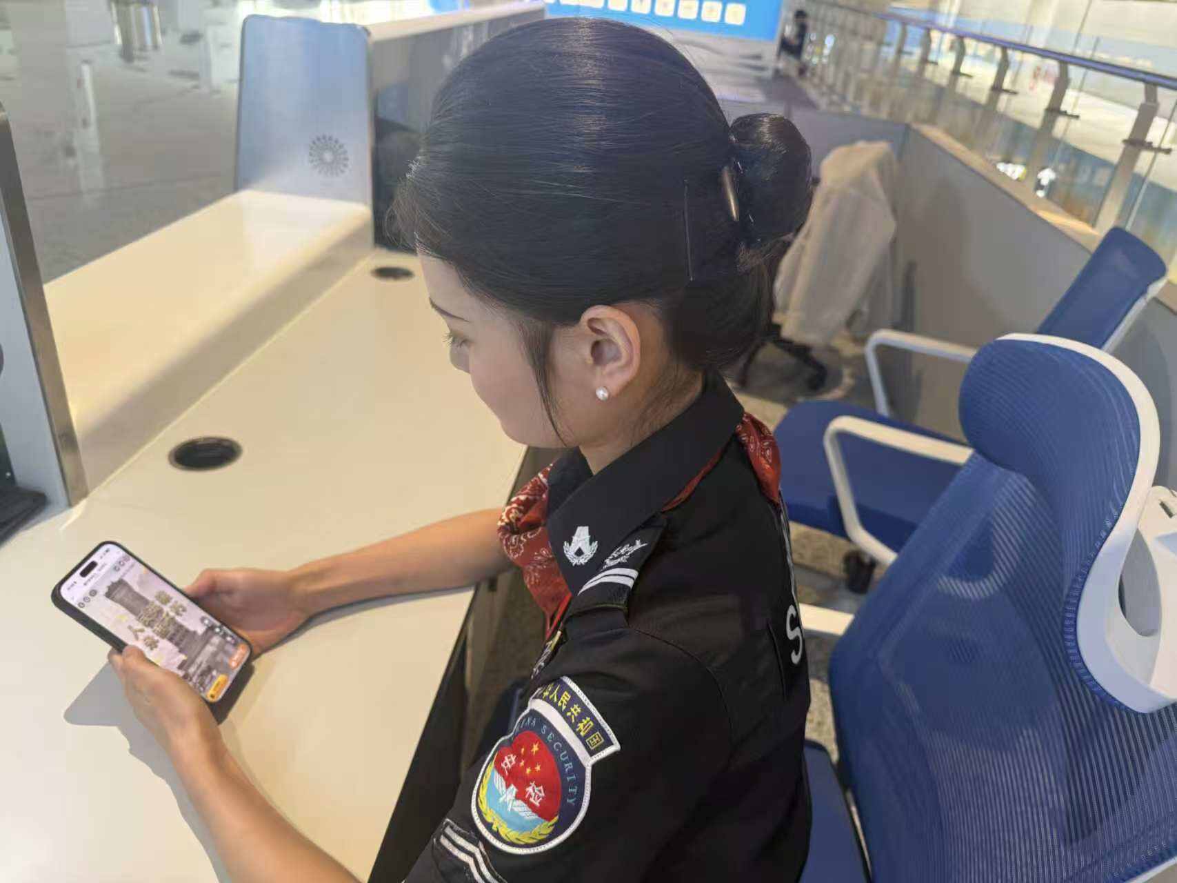 青山埋忠骨 空港铸平安——新疆机场集团乌鲁木齐国际机场分公司安全检查总站开展“清明云端祭英烈”主题活动