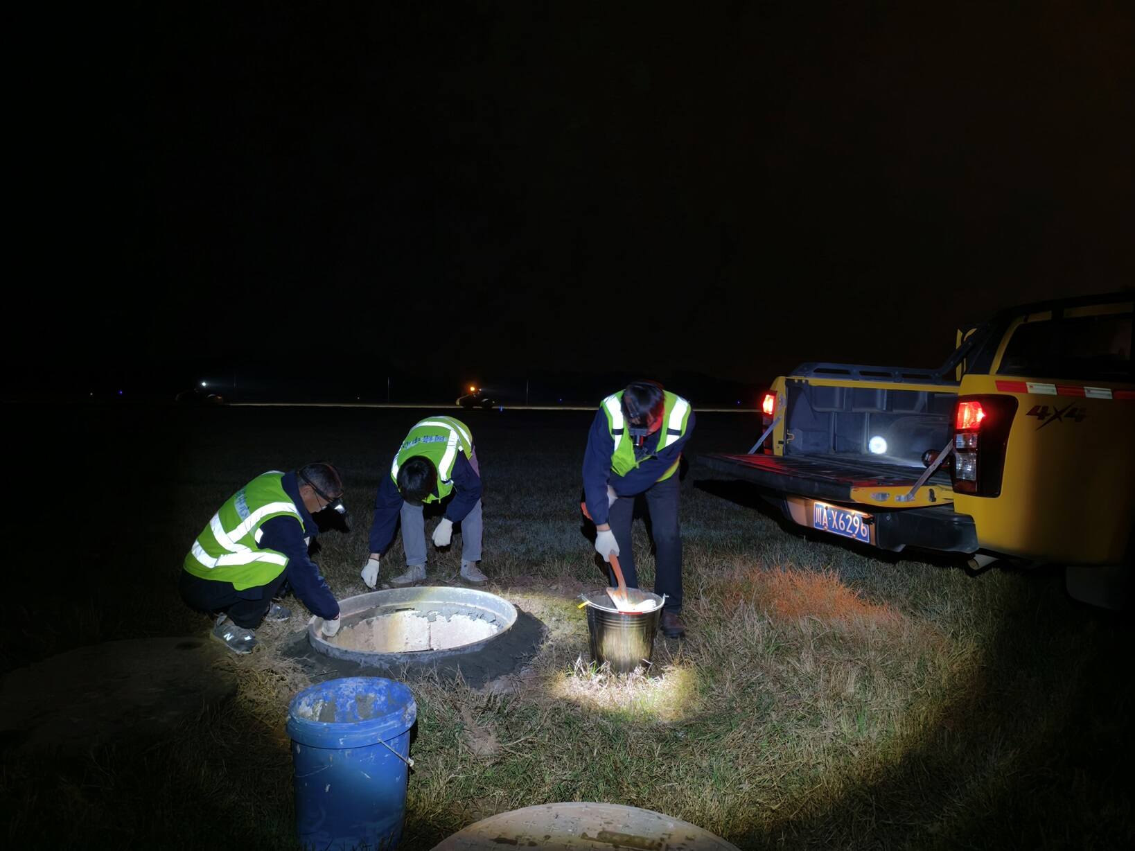 西南空管局网络中心天府电信信息服务部高效完成飞行区破损井盖更换工作