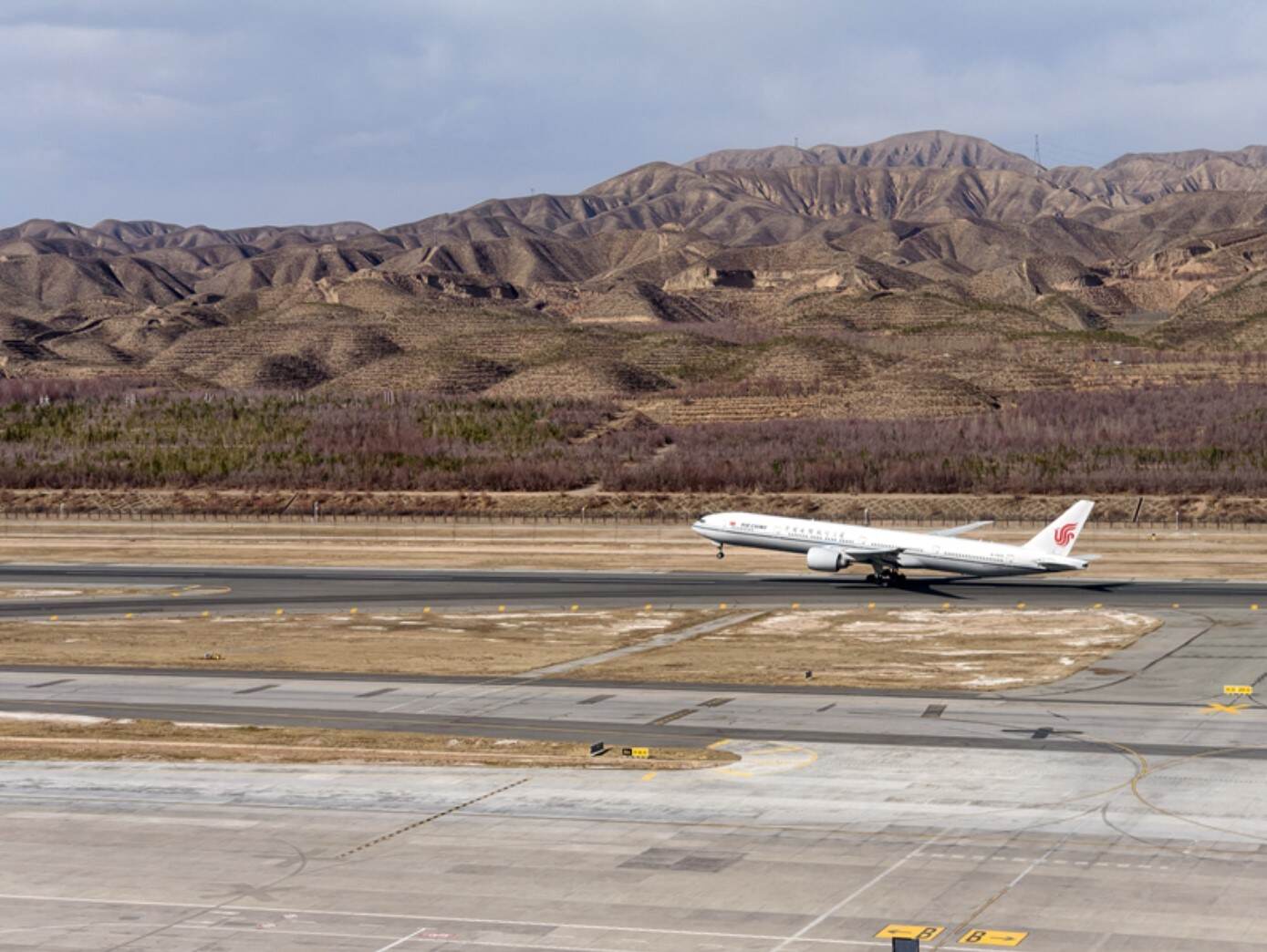 青海空管分局管制运行部塔台管制室圆满完成波音777-300ER型客机西宁机场首航保障工作