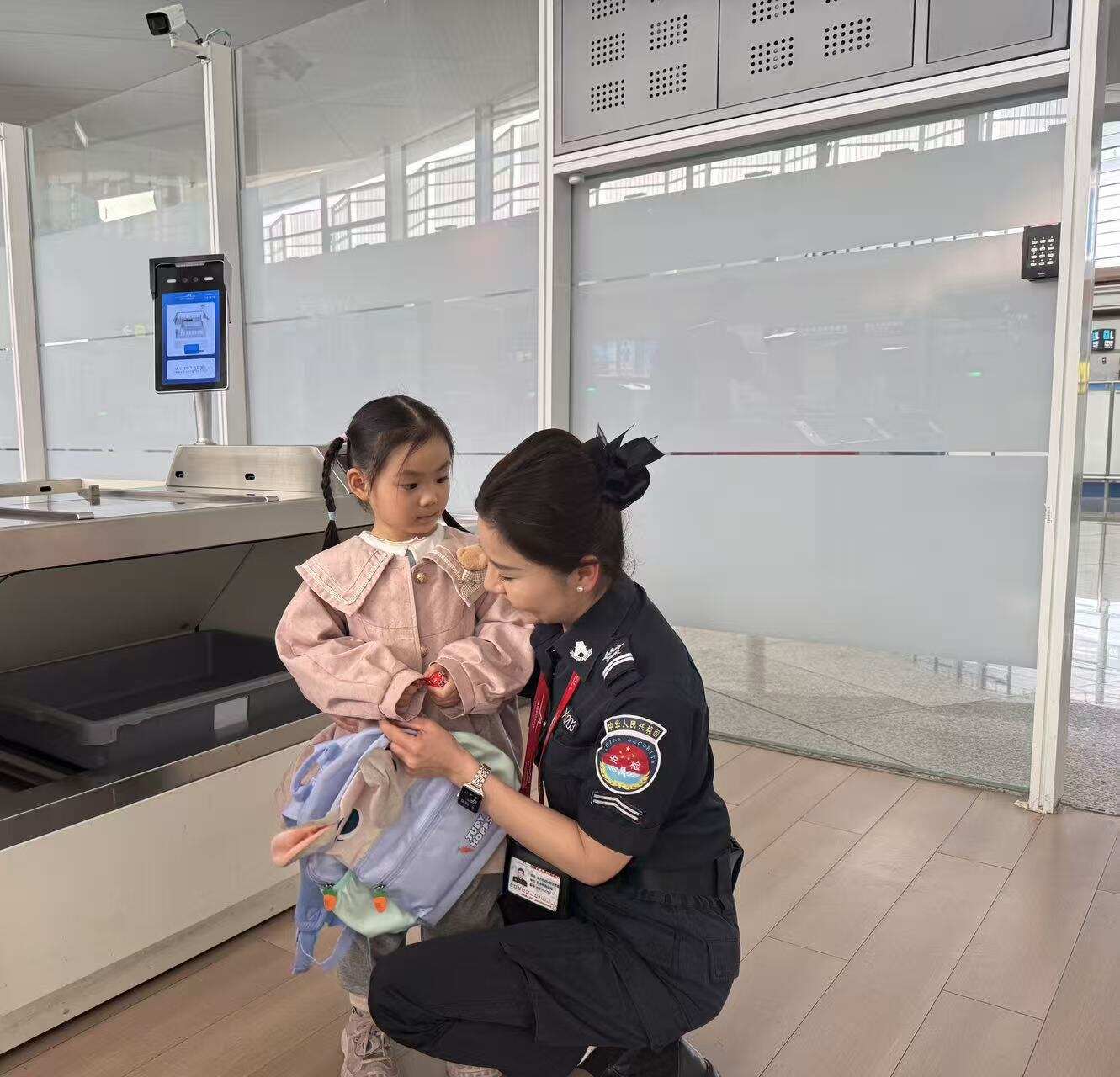 守护“星星的孩子” 新疆机场集团乌鲁木齐国际机场分公司安全检查总站用温情护航自闭症旅客平安出行