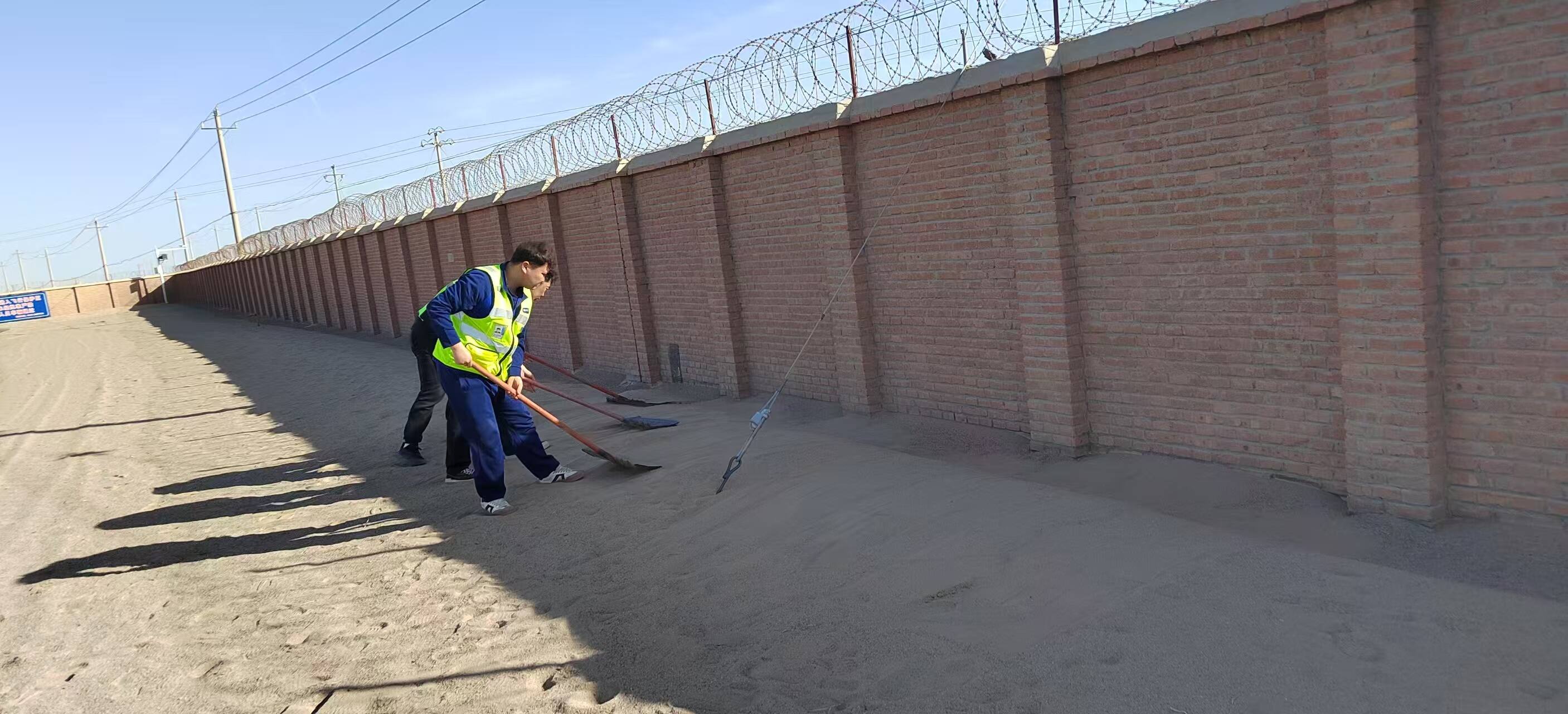 新疆机场集团哈密伊州机场开展围界积沙专项整治工作