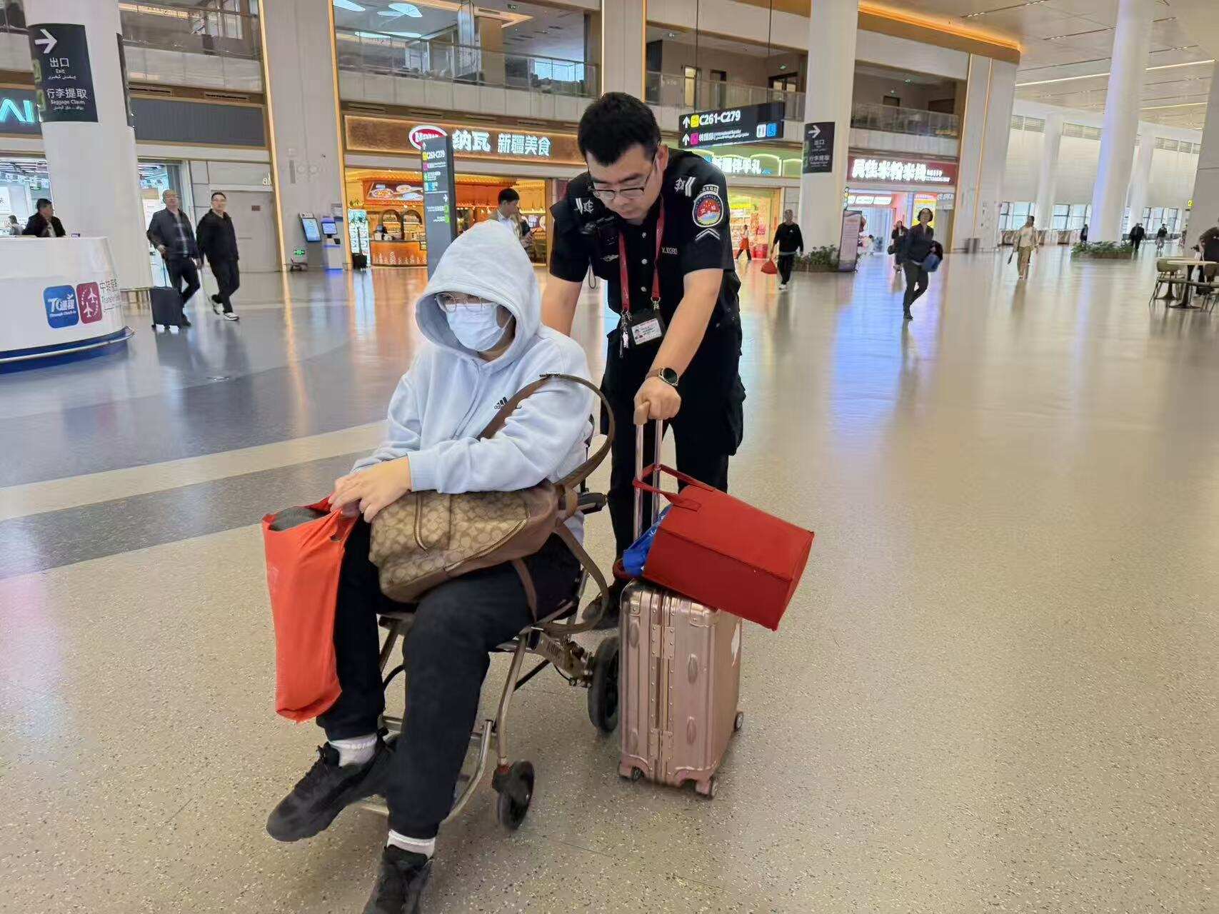 践行“缘安行” 轮椅护航暖归途——乌鲁木齐天山国际机场安检员真情服务获旅客点赞
