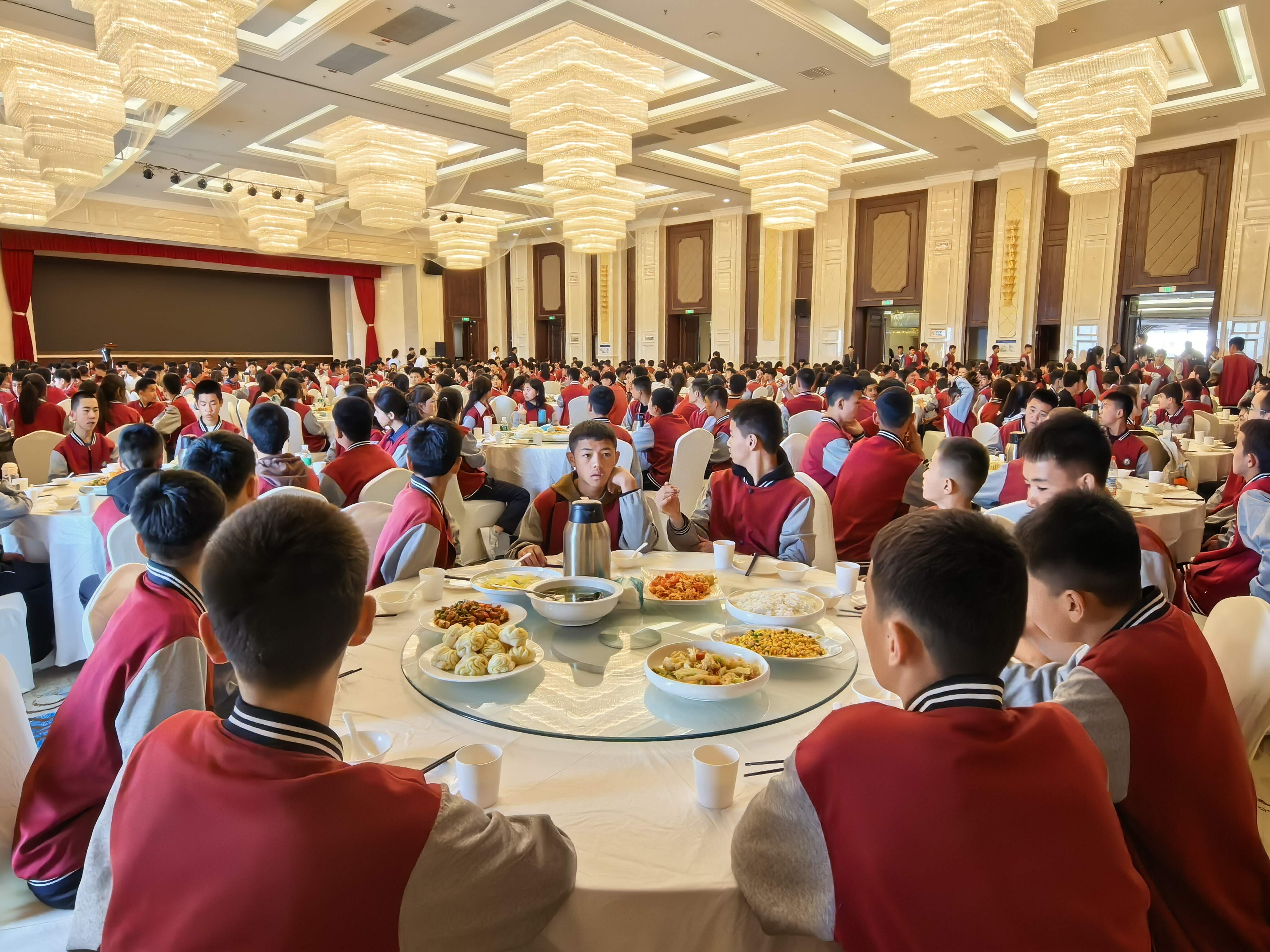 当研学遇上天缘——新疆机场集团天缘航旅伊宁分公司保障研学团队用餐 提供营养均衡餐饮服务