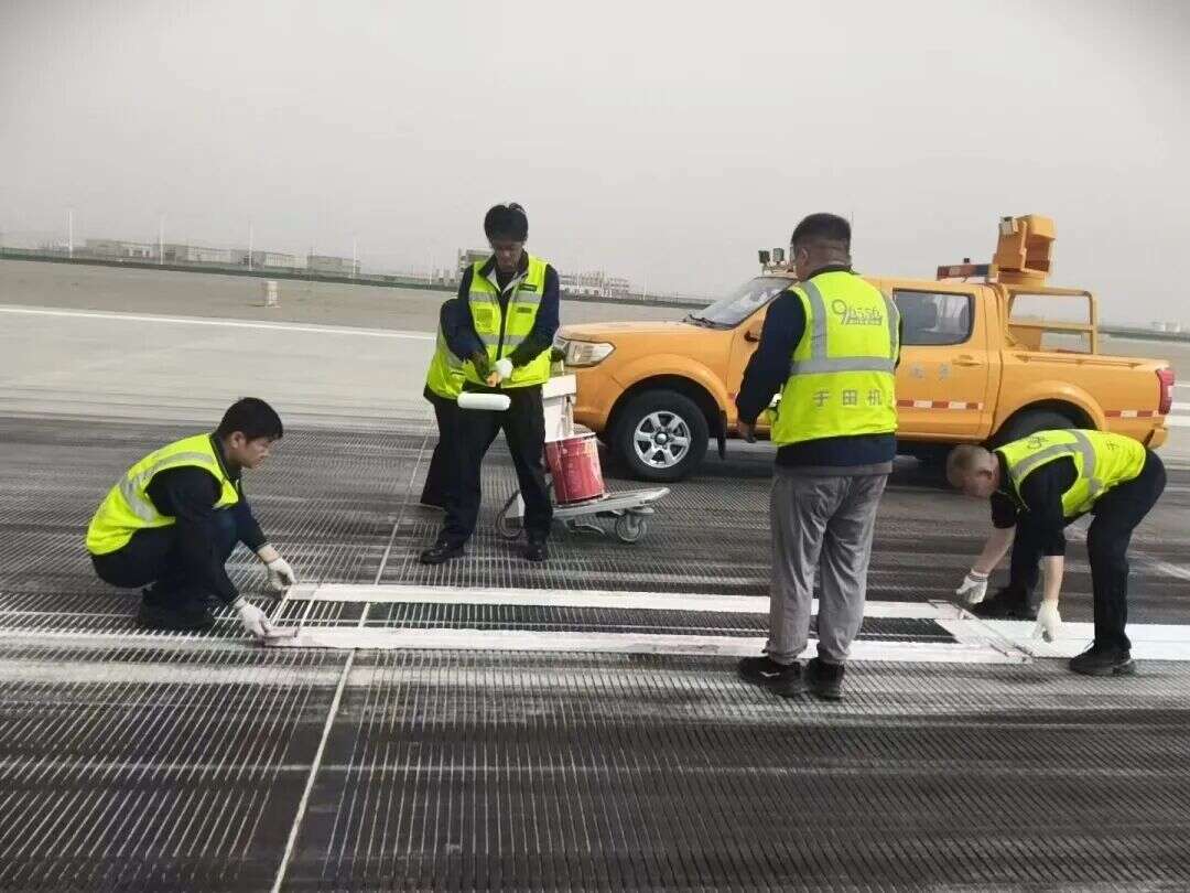 【筑牢跑道安全防线】新疆机场集团于田万方机场完成跑道标志标线维护与中心指引线复描作业