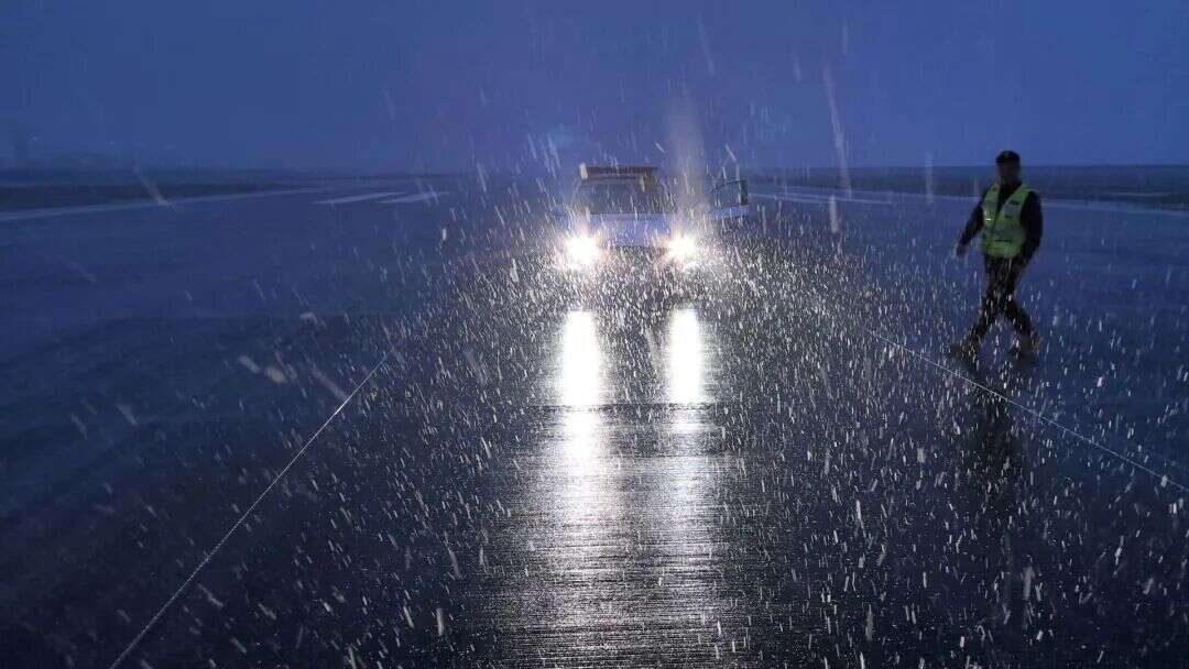 【以雪为令 协同作战】新疆机场集团于田万方机场应对雨夹雪天气 筑牢安全运行防线