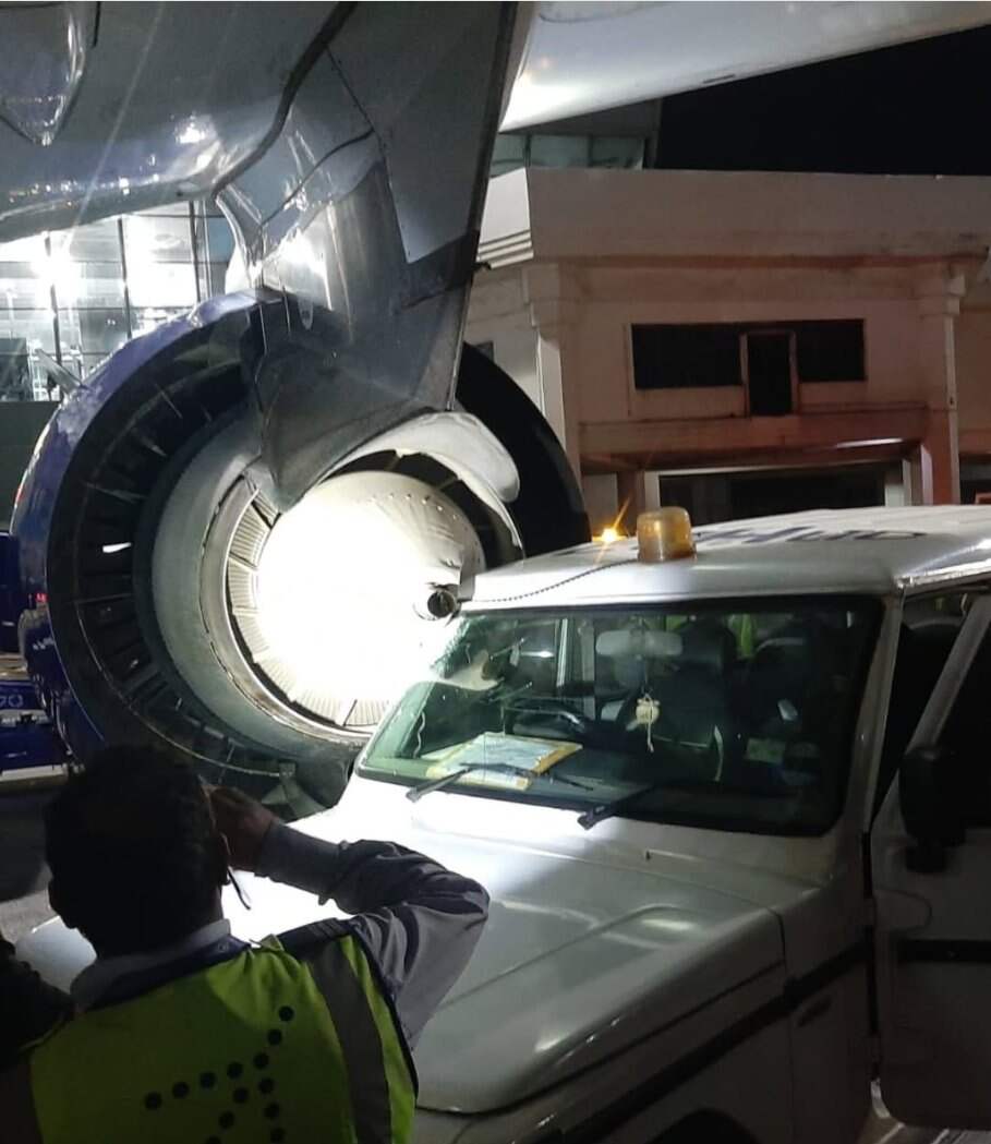 靛蓝航空一客机和地面车辆相撞