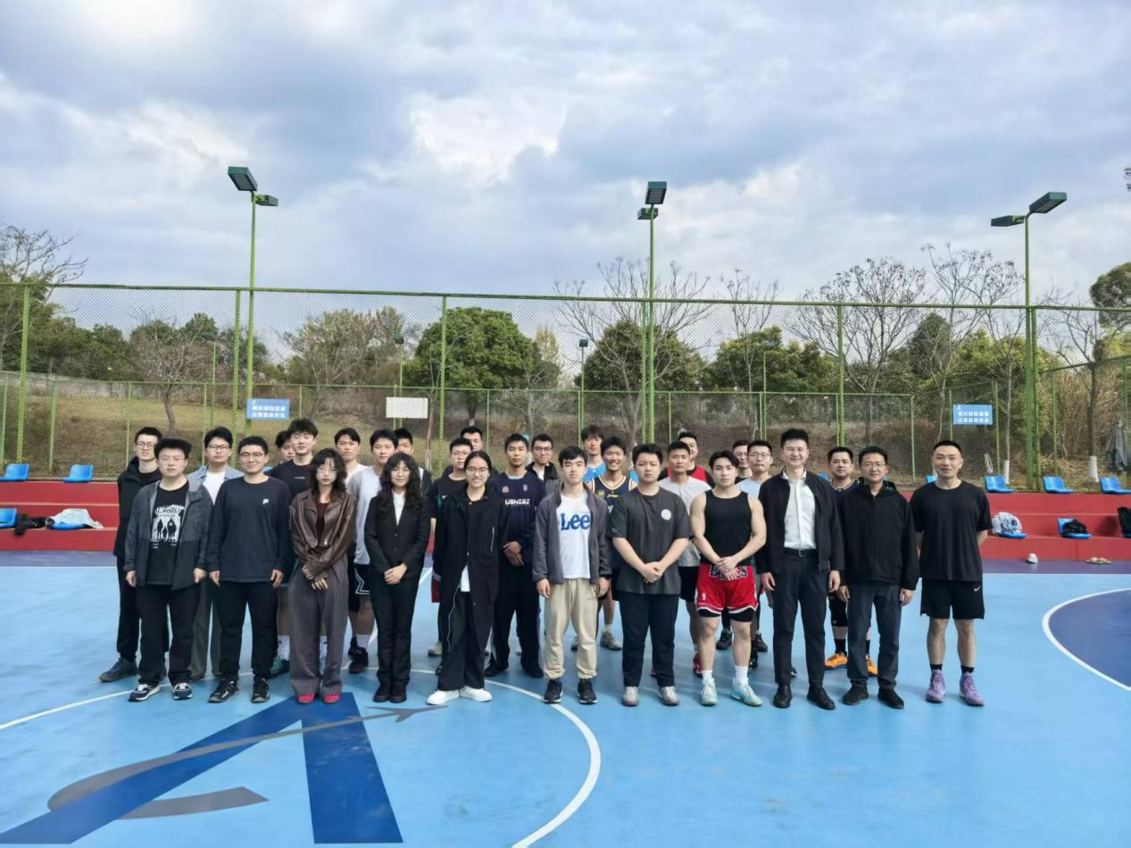 以球会友 共赴新程--西南空管局培训中心组织2026届新管制员参观万安工作区管制大厅