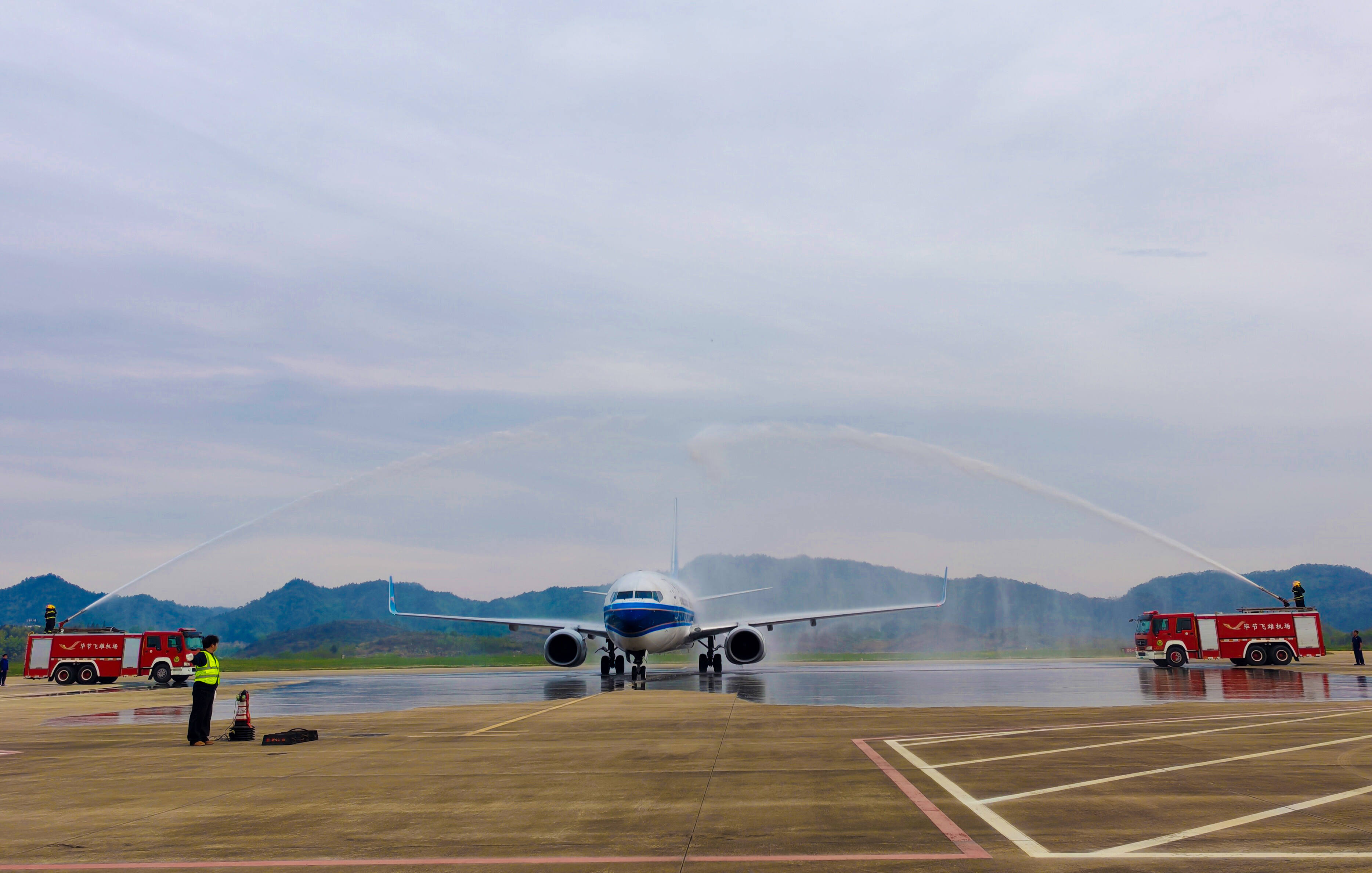南航贵州圆满完成毕节飞雄机场改扩建验证试飞——3000米新跑道通过实地检验，助力区域综合交通网络升级