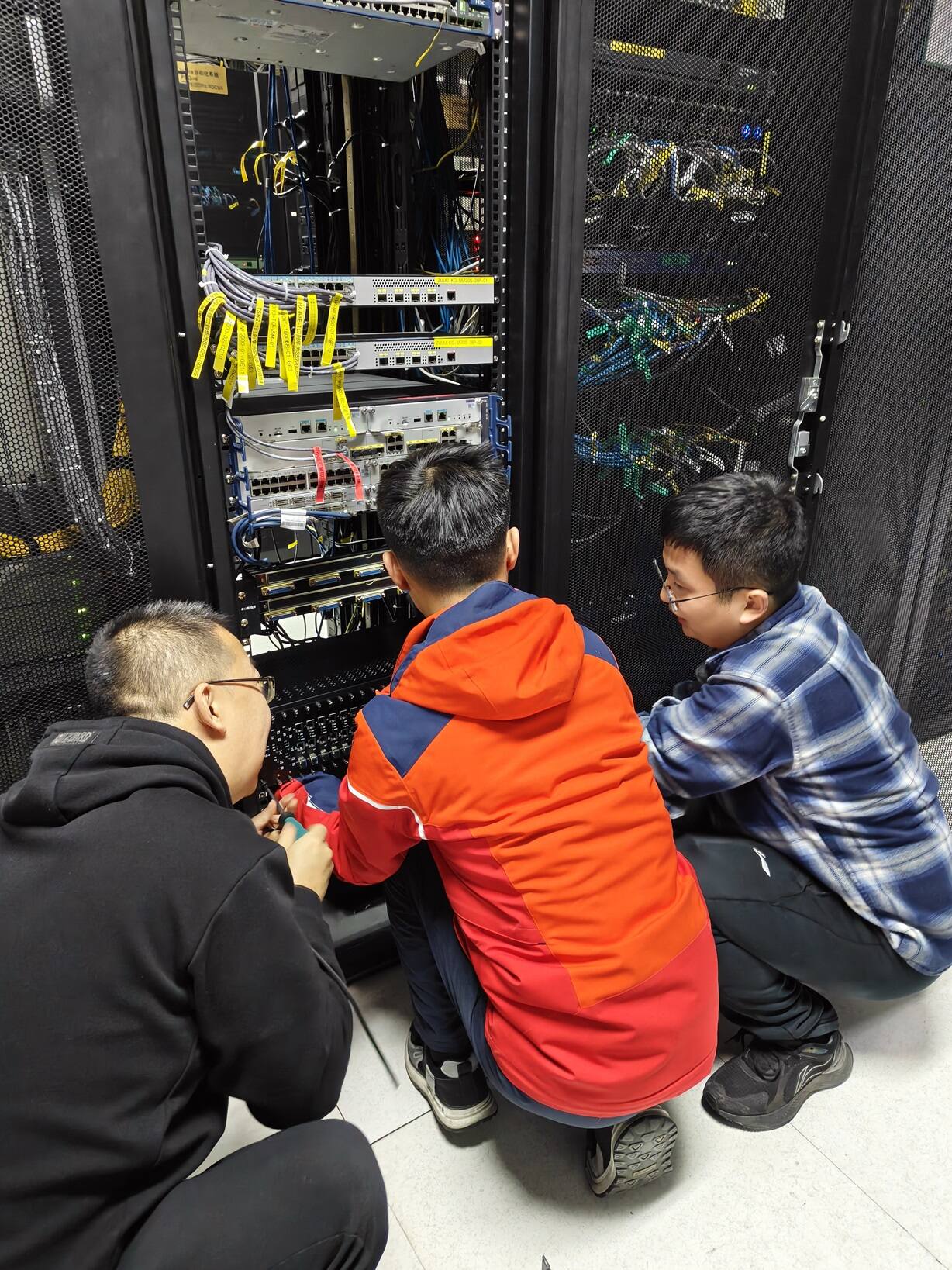 西南空管局网络中心数据网络部顺利完成双流备用自动转报系统扩容工作