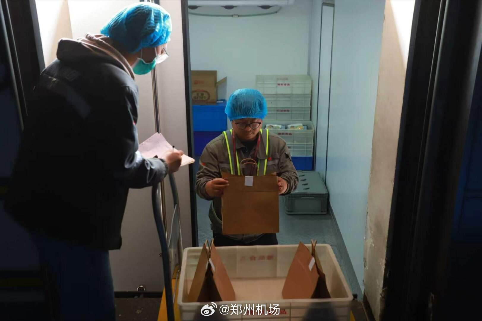 中原“小灶”飘香万米高空 郑州机场为21家国内外全货运航司机组定制舌尖美味