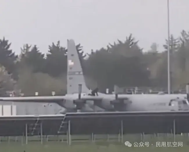 一男子“持斧”闯入爱尔兰机场砸坏美军运输机