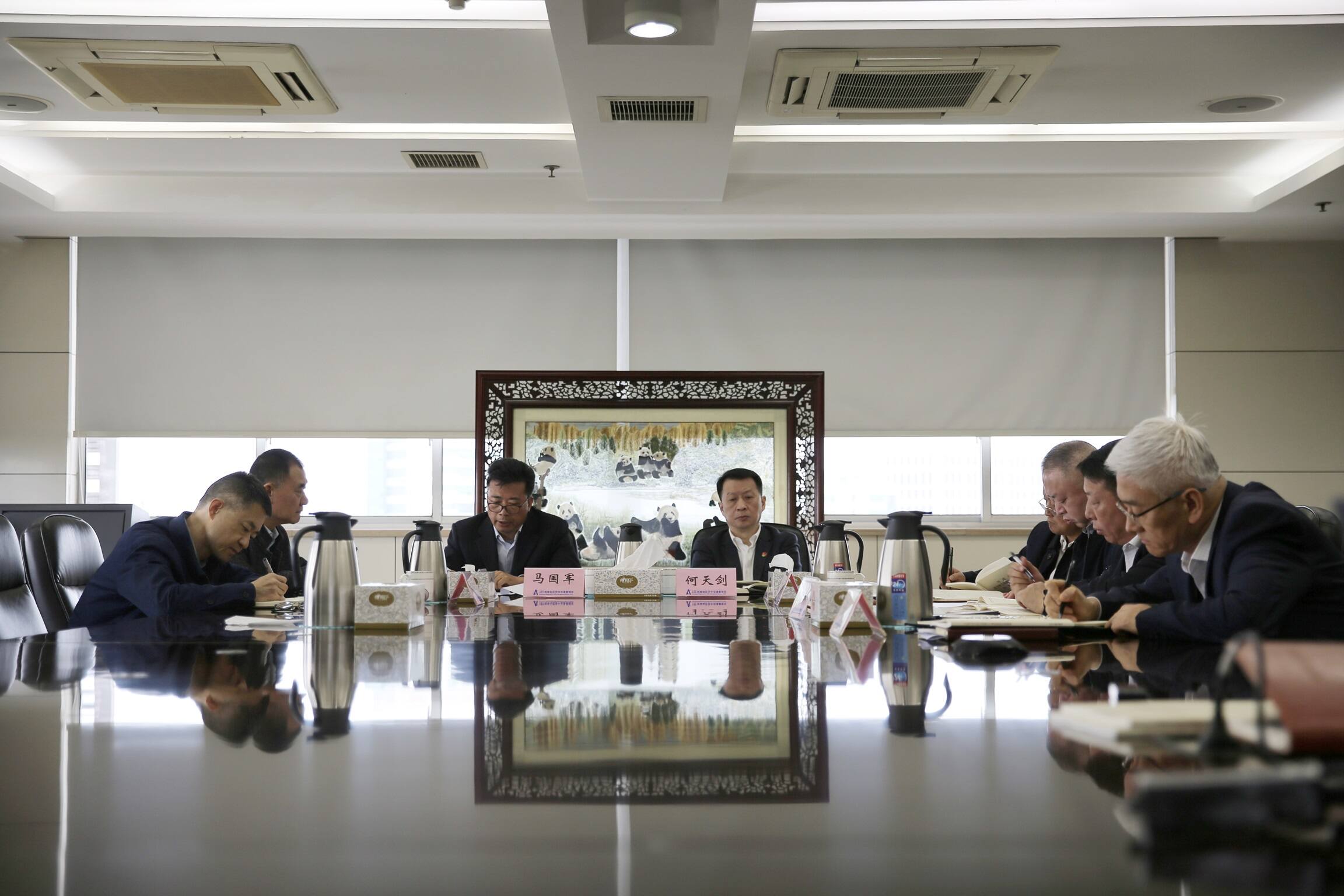 西南空管局党委举办理论学习中心组联学