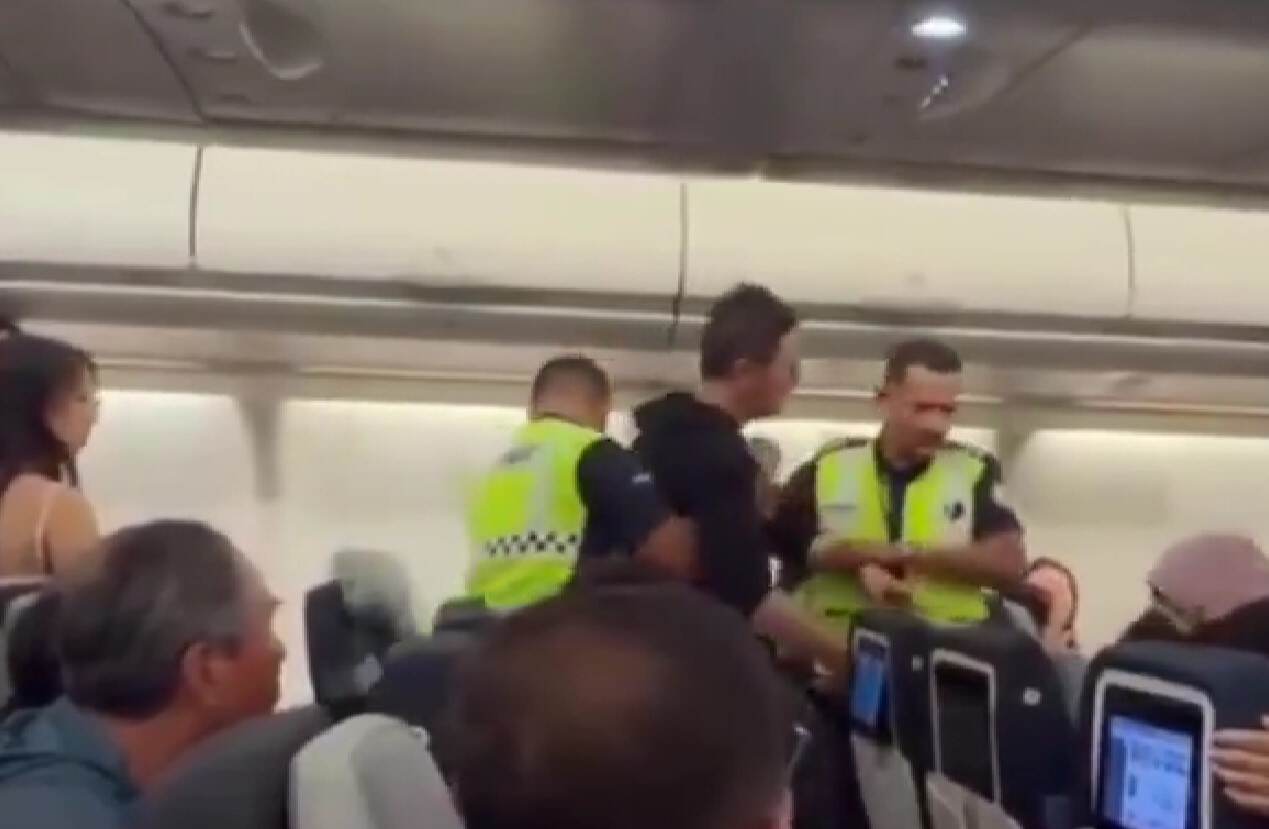 马航回应男乘客“拍打空姐被带离机舱”：正全面调查此事