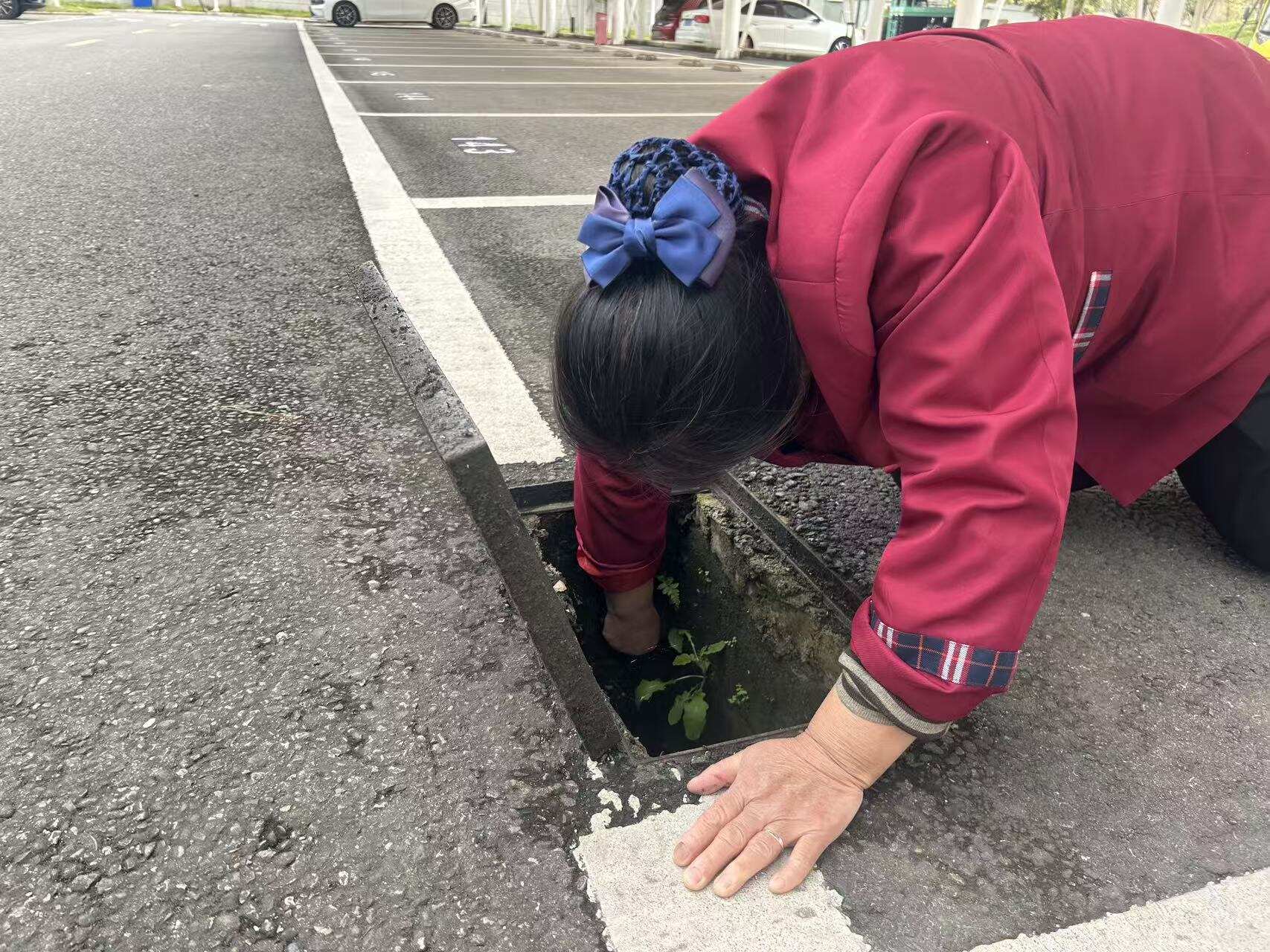 疏通“毛细血管”，畅通雨季防线——西南空管局商务公司终端部开展排水设施专项清掏