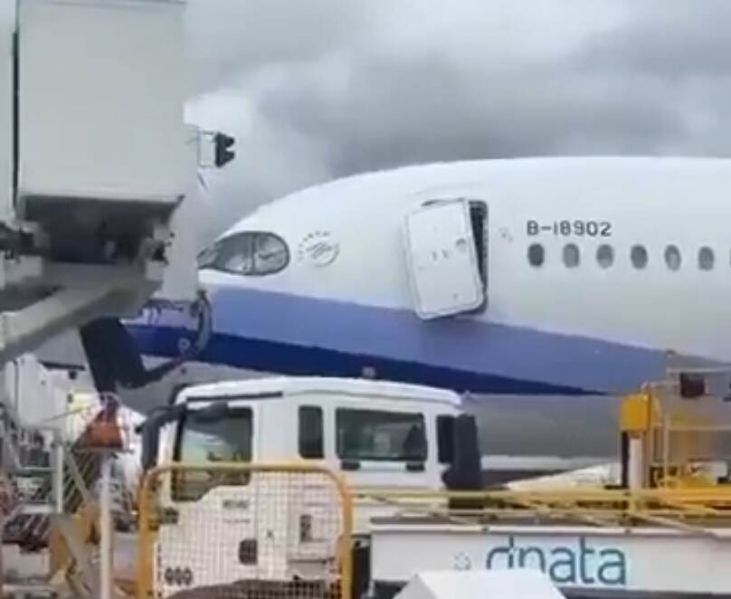 中华航空一客机撞上廊桥 舱门严重受损