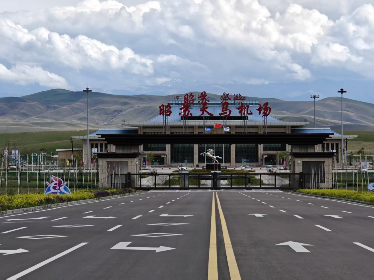 新疆机场集团昭苏天马机场 四月底盛景邀您畅飞而行