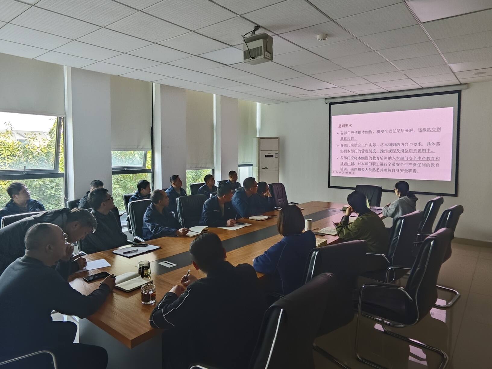 从“纸面”到“心间”，从“承诺”到“行动”——商务公司物业部全员签订安全生产责任书
