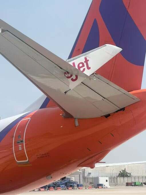 印度机场两架客机相撞 机翼受损