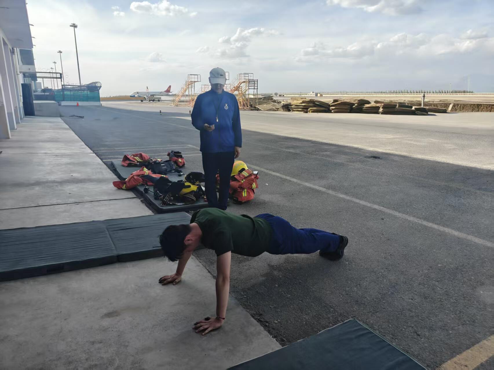 新疆机场集团哈密伊州机场开展新员工入职考核 筑牢空防安全防线