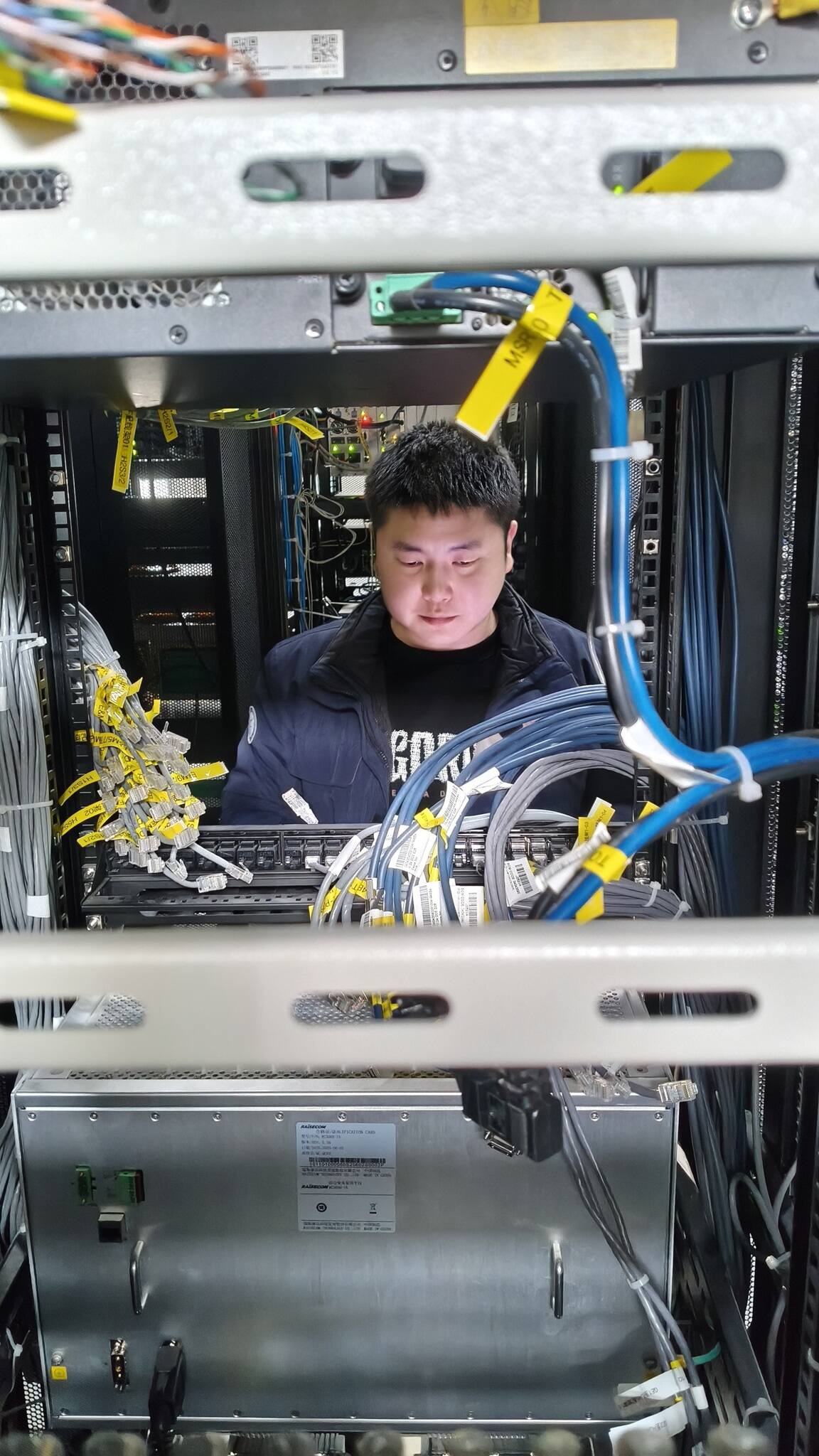 网络中心完成甘孜、红原甚高频台供电改造及甚高频业务传输优化工作