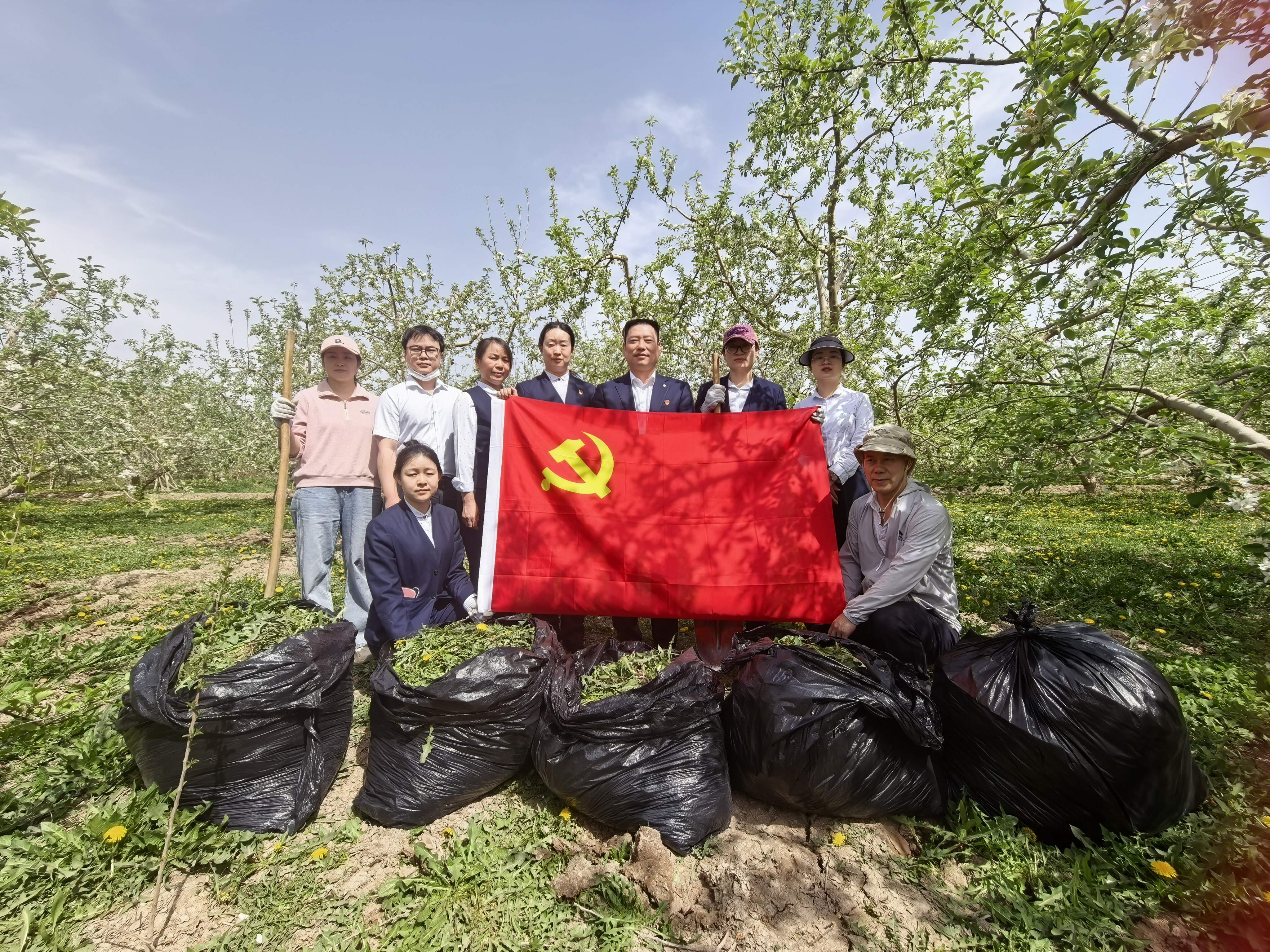 新疆机场集团天缘航旅有限责任公司阿克苏分公司党支部开展“党建引领采野菜  实干担当促服务”主题党日活动