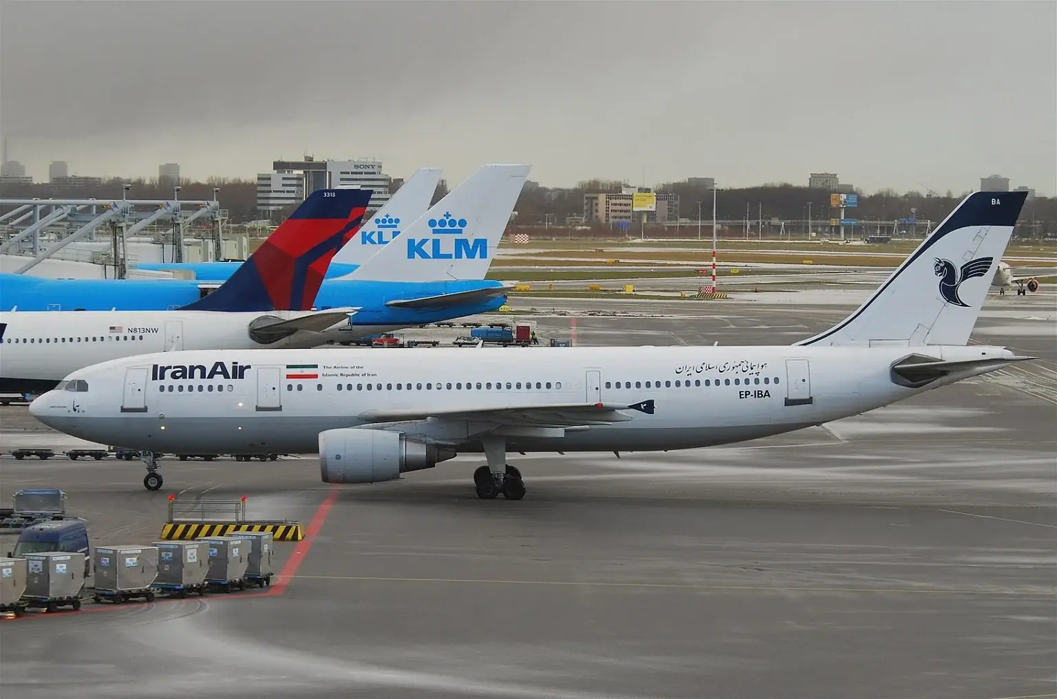 伊朗证实：美以空袭致20多架民航客机受损