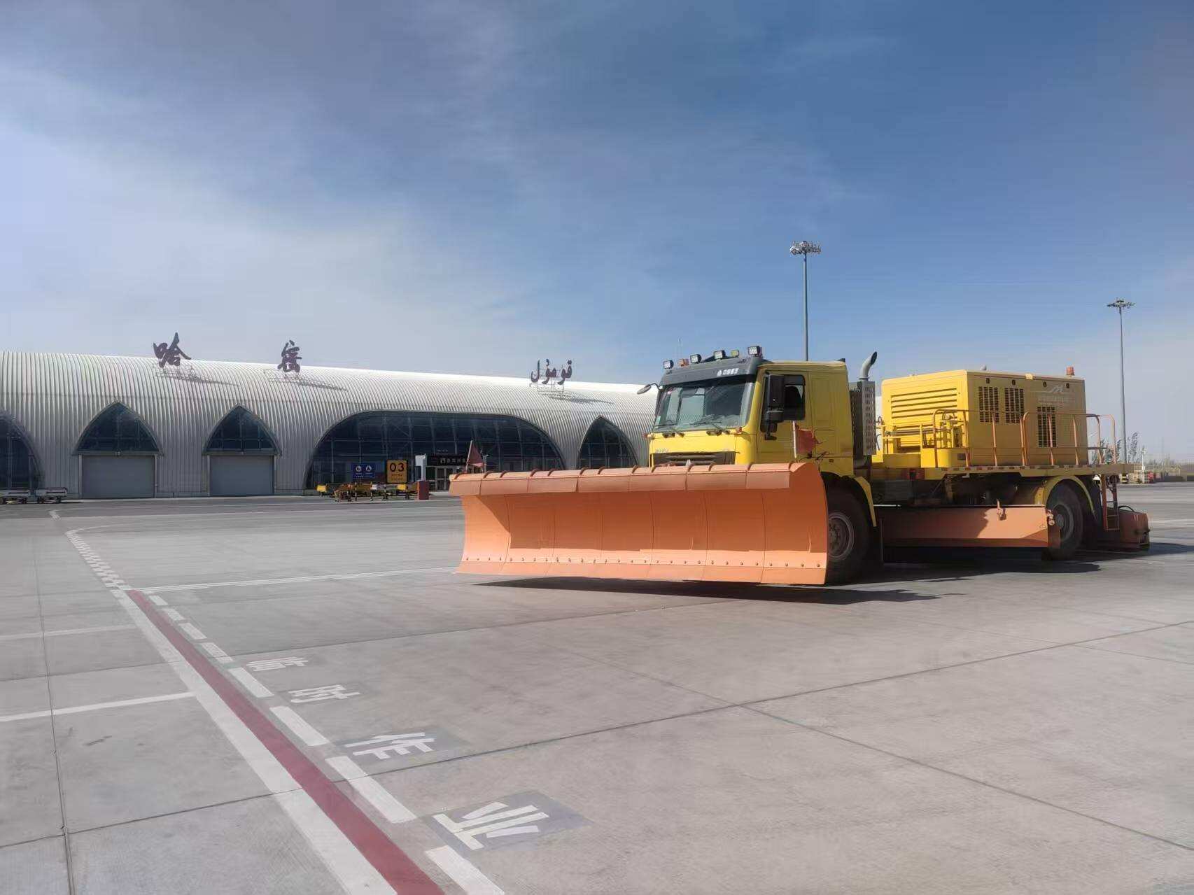 新疆机场集团哈密伊州机场开展机坪专项清扫作业 筑牢航班运行安全防线