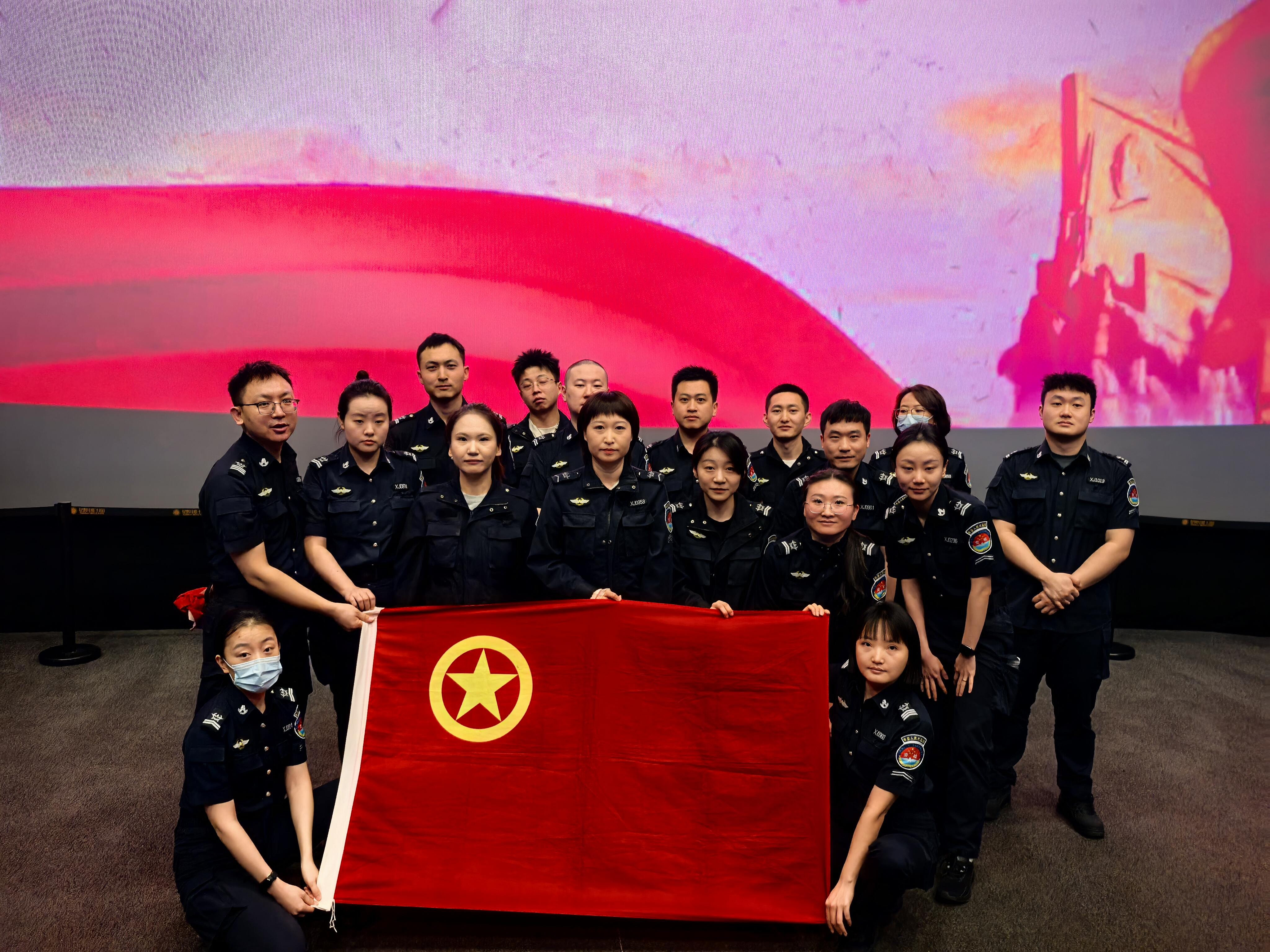 新疆机场集团乌鲁木齐国际机场分公司安全检查总站组织观影活动