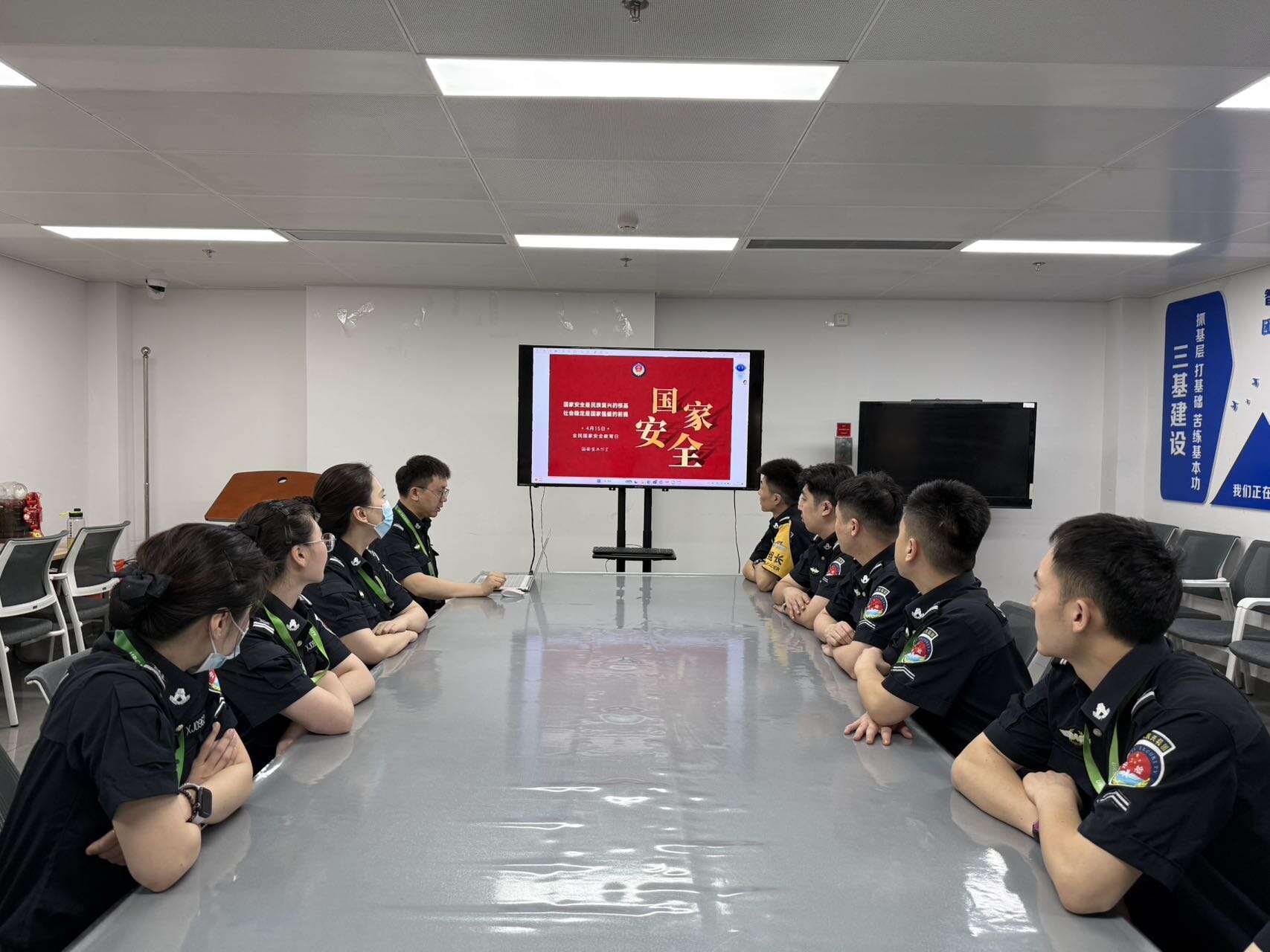 新疆机场集团乌鲁木齐国际机场分公司安全检查总站开展全民国家安全教育日活动