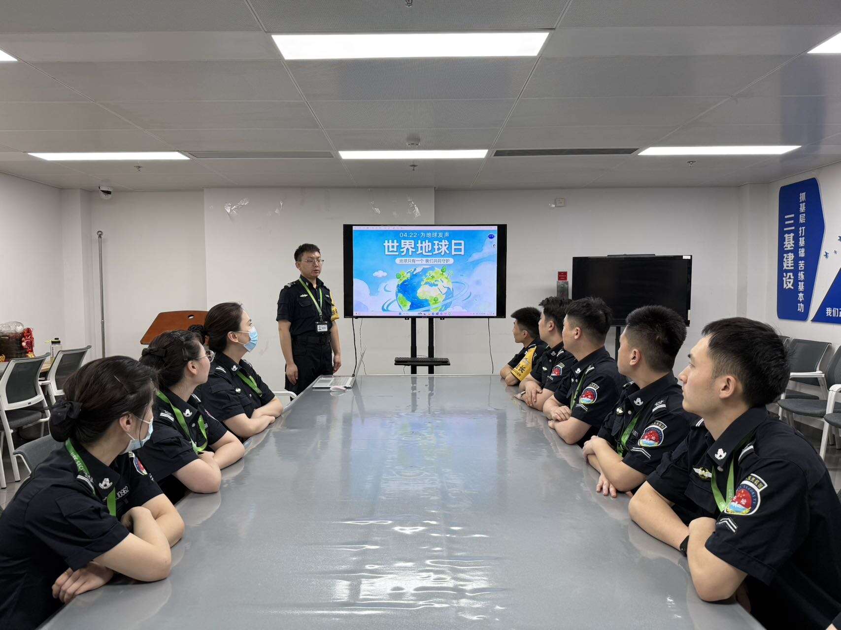 新疆机场集团乌鲁木齐国际机场分公司安全检查总站开展世界地球日主题活动